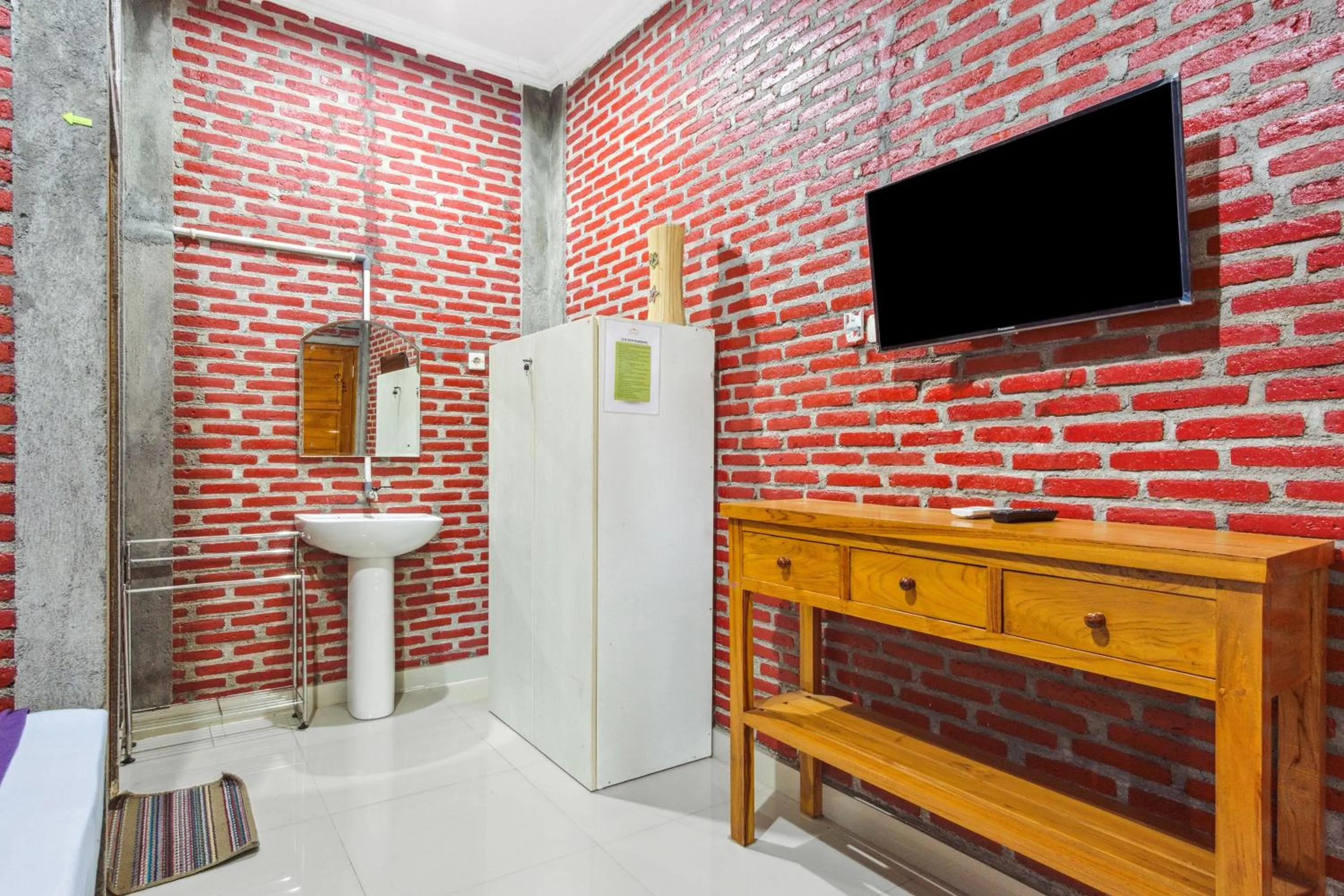 TV and multimedia in Joglo Ndalem Sabine Syariah