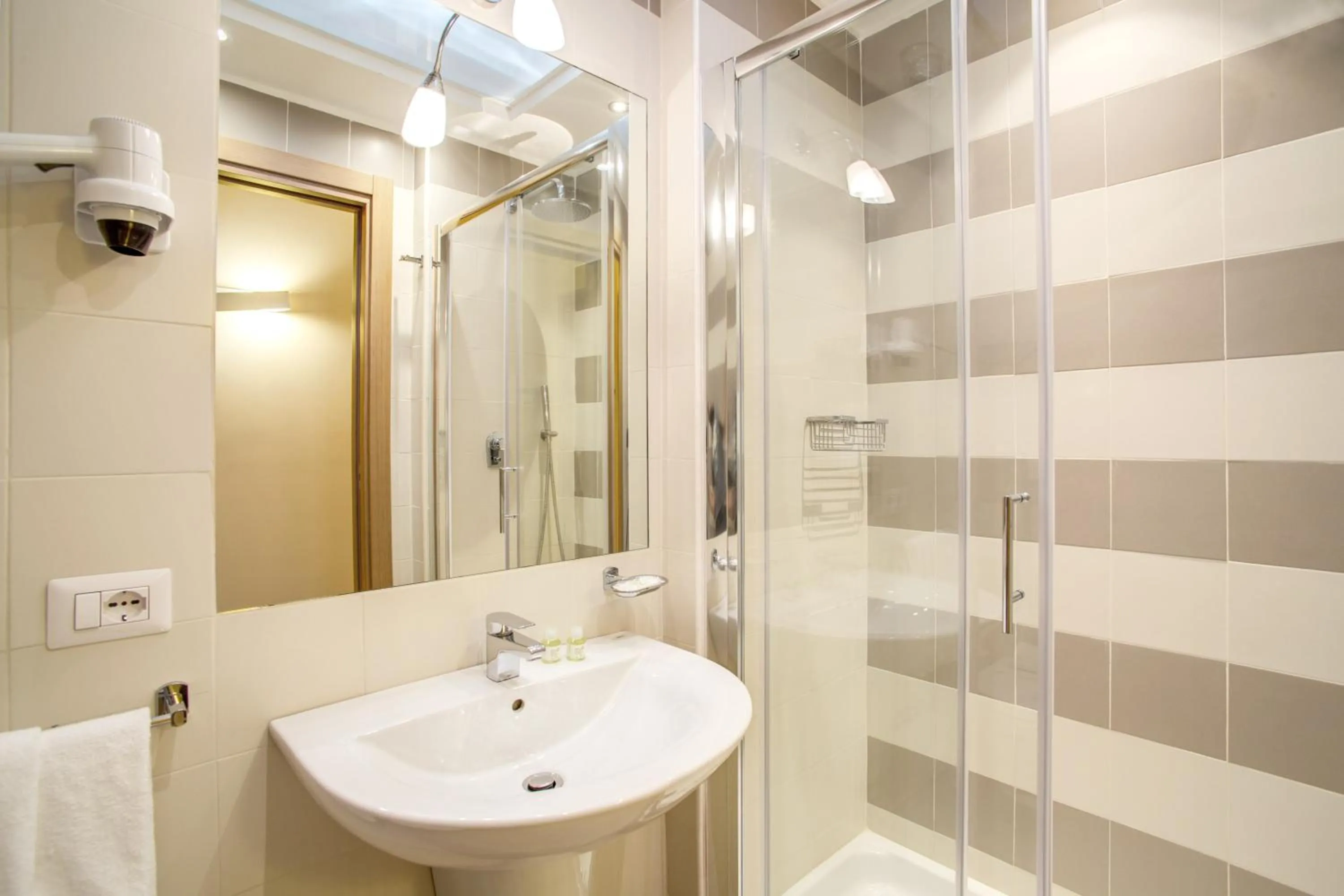 Bathroom in Top Floor Navona