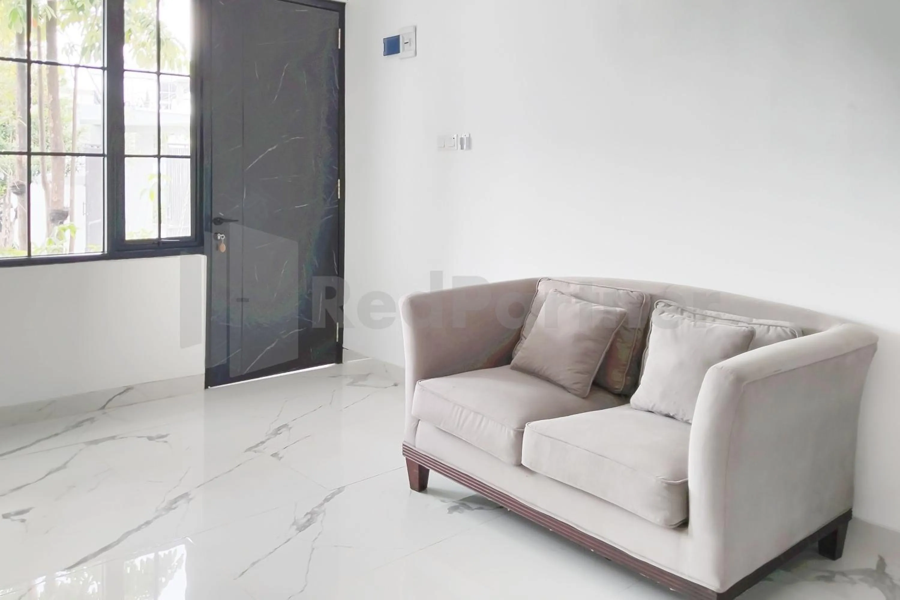 Seating area in Khayrizsan Premium Mitra RedDoorz