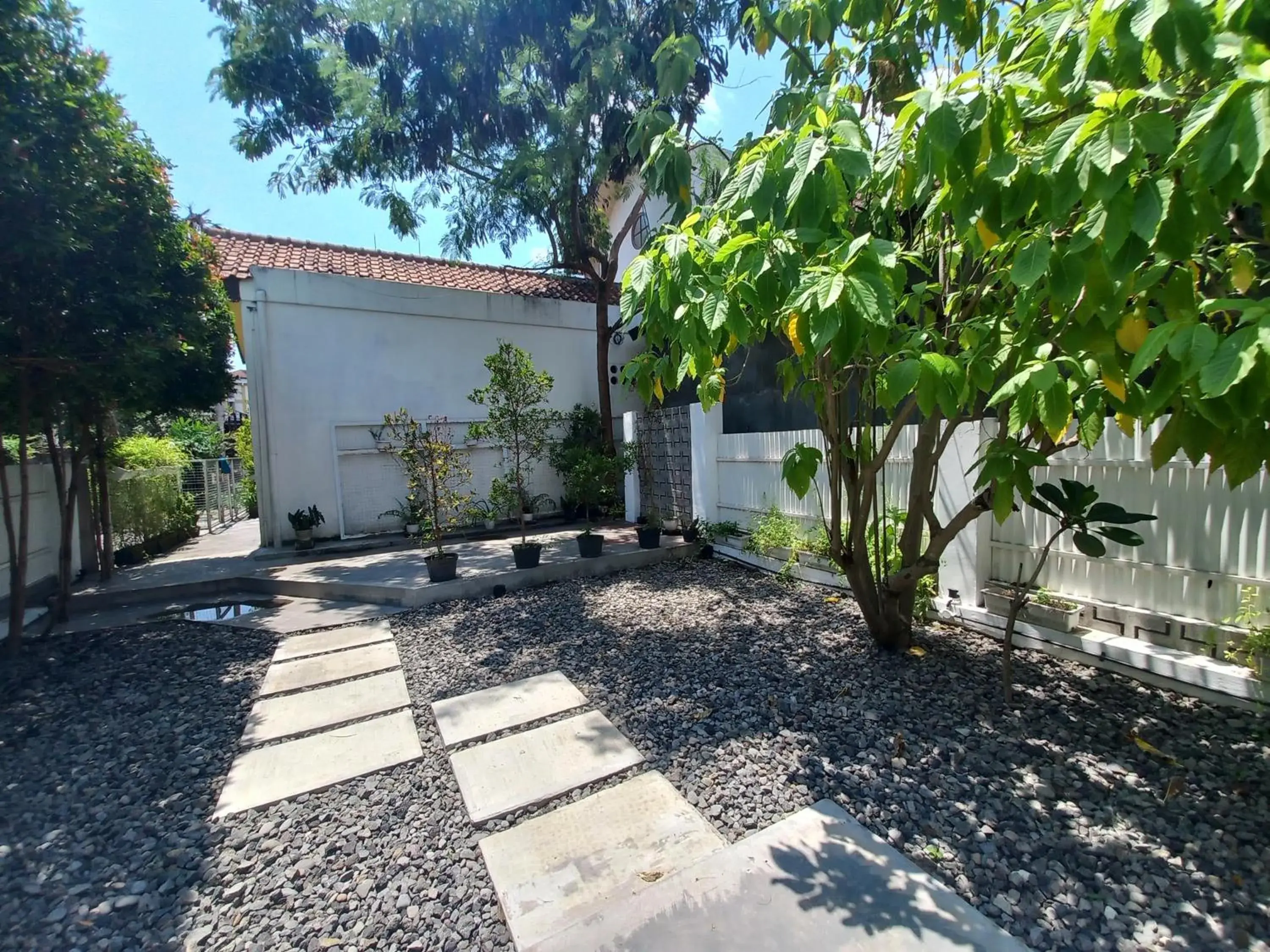 Garden view in Homestay Jogja Rumah Obit By Simply Homy Garden view in Homestay Jogja Rumah Obit By Simply Homy