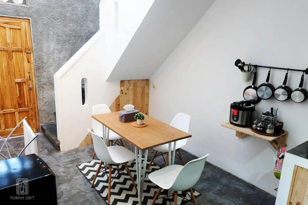 Dining area in Homestay Jogja Rumah Obit By Simply Homy