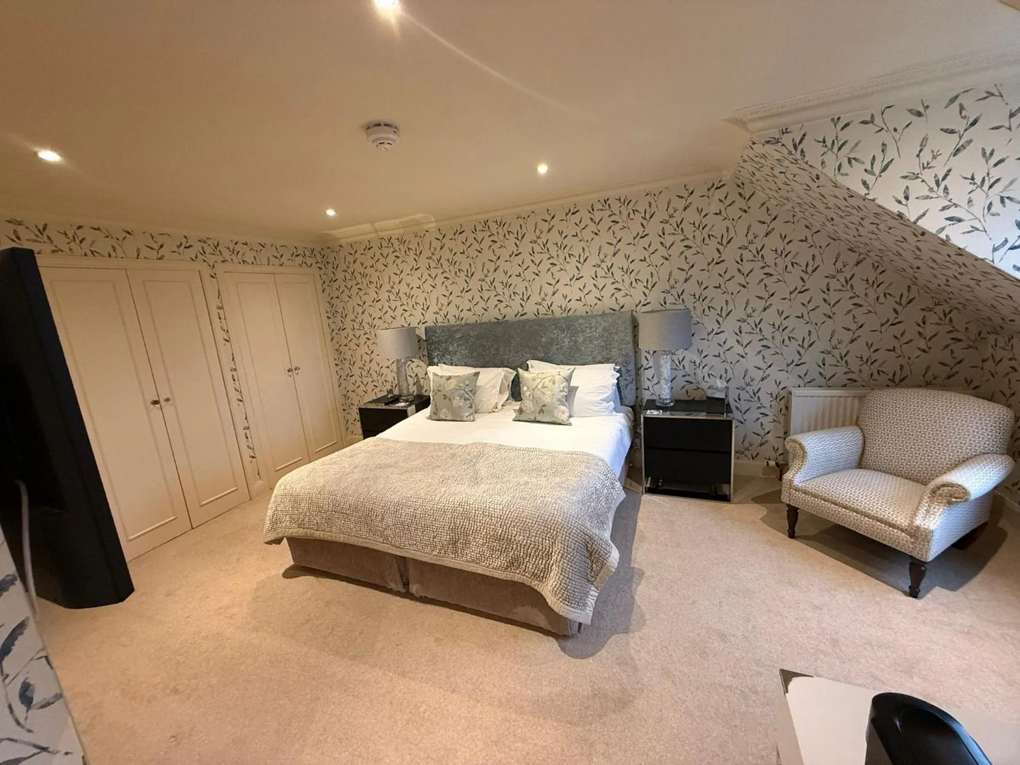 Bedroom, Bed in The Airds Hotel and Restaurant