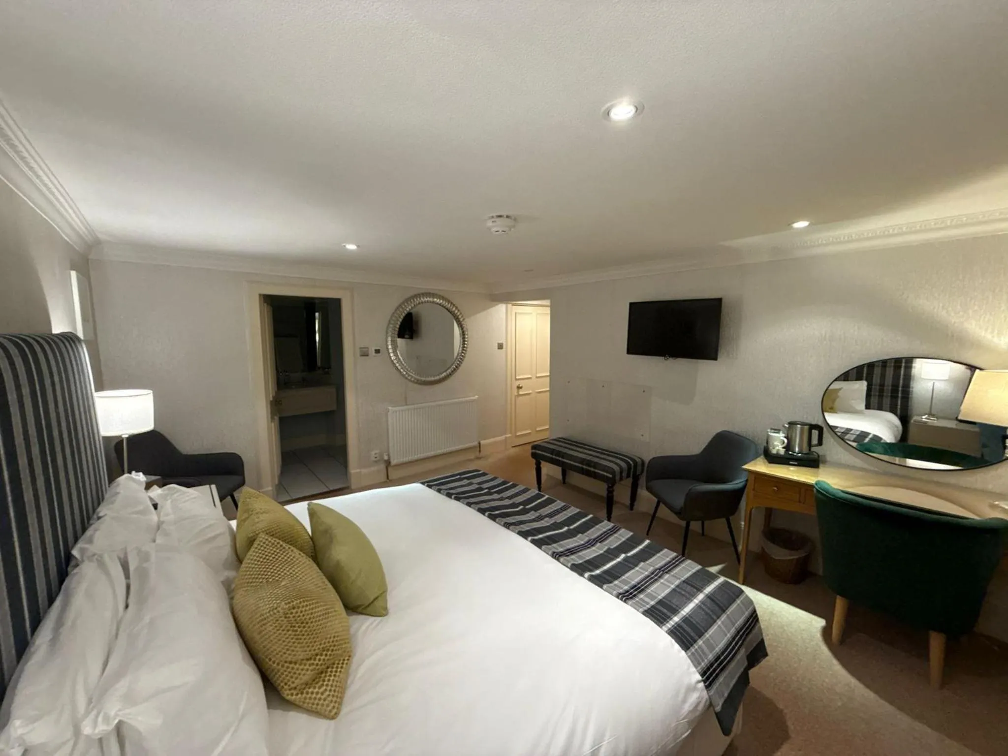 Bedroom, Bed in The Airds Hotel and Restaurant
