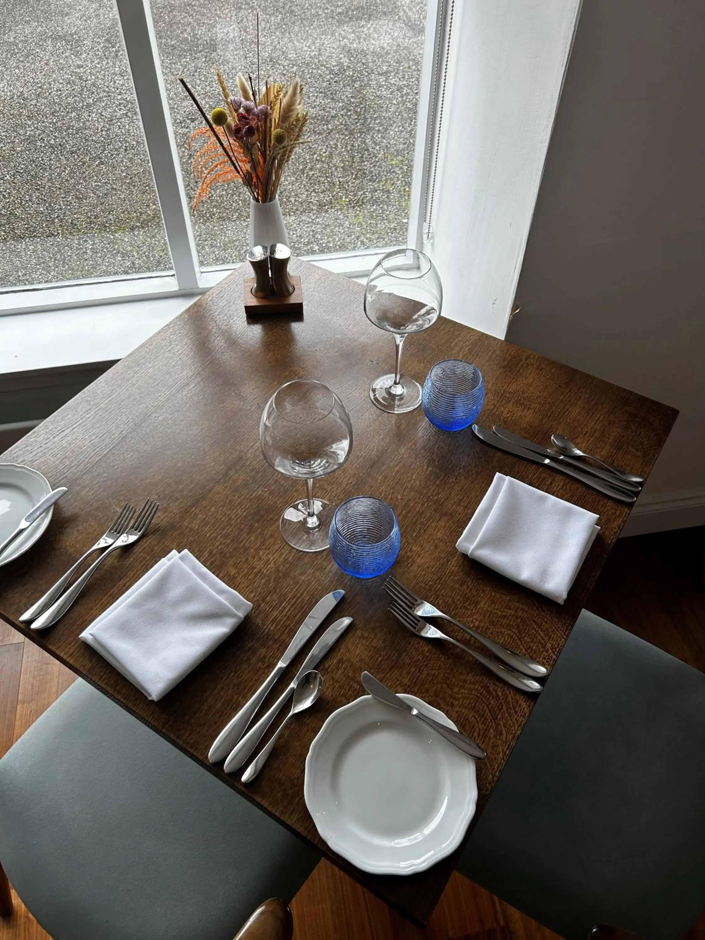 Restaurant/places to eat in The Airds Hotel and Restaurant