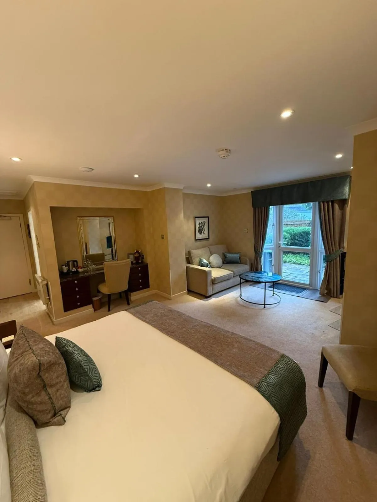 Bedroom, Bed in The Airds Hotel and Restaurant