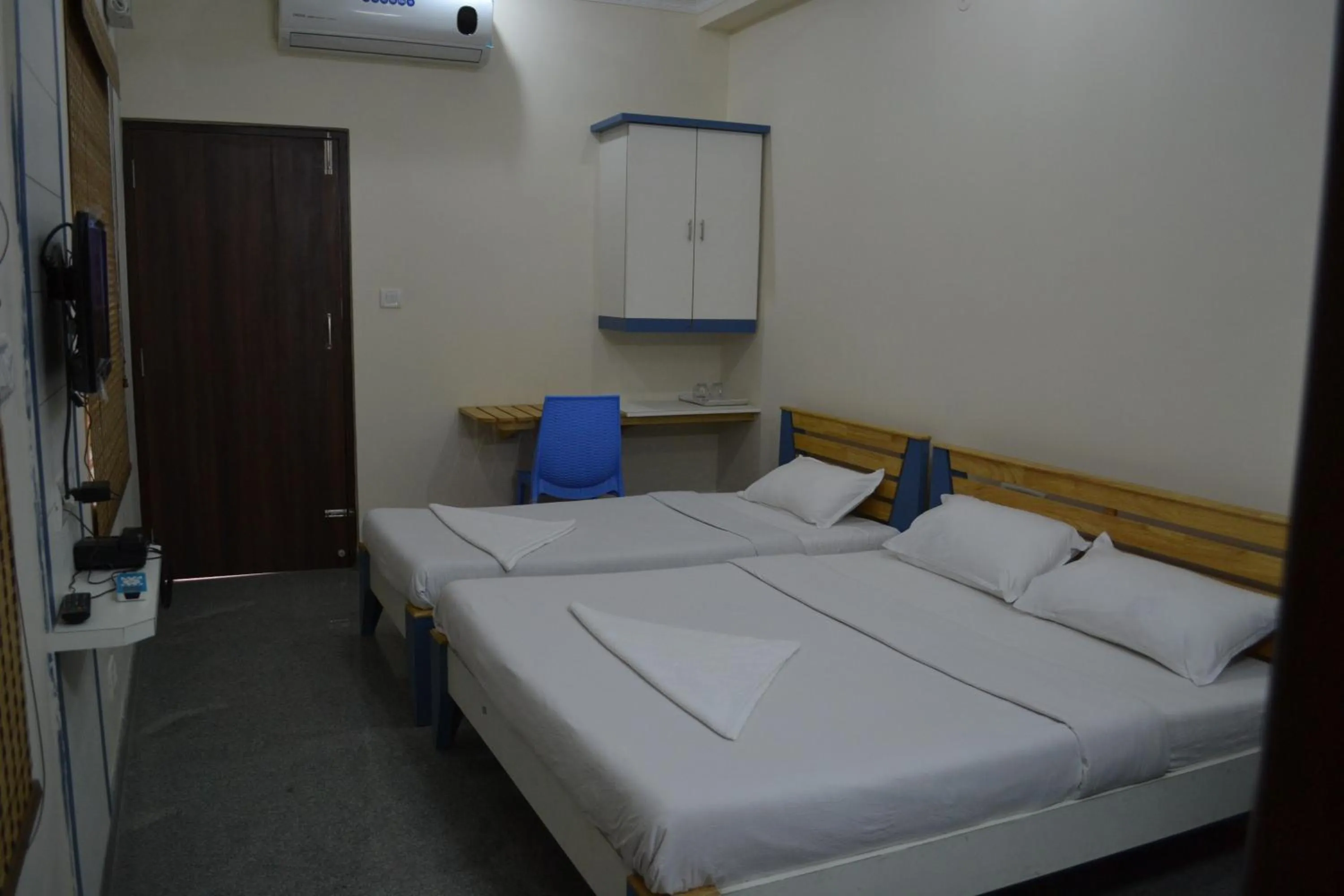 Bedroom, Bed in Metro Park