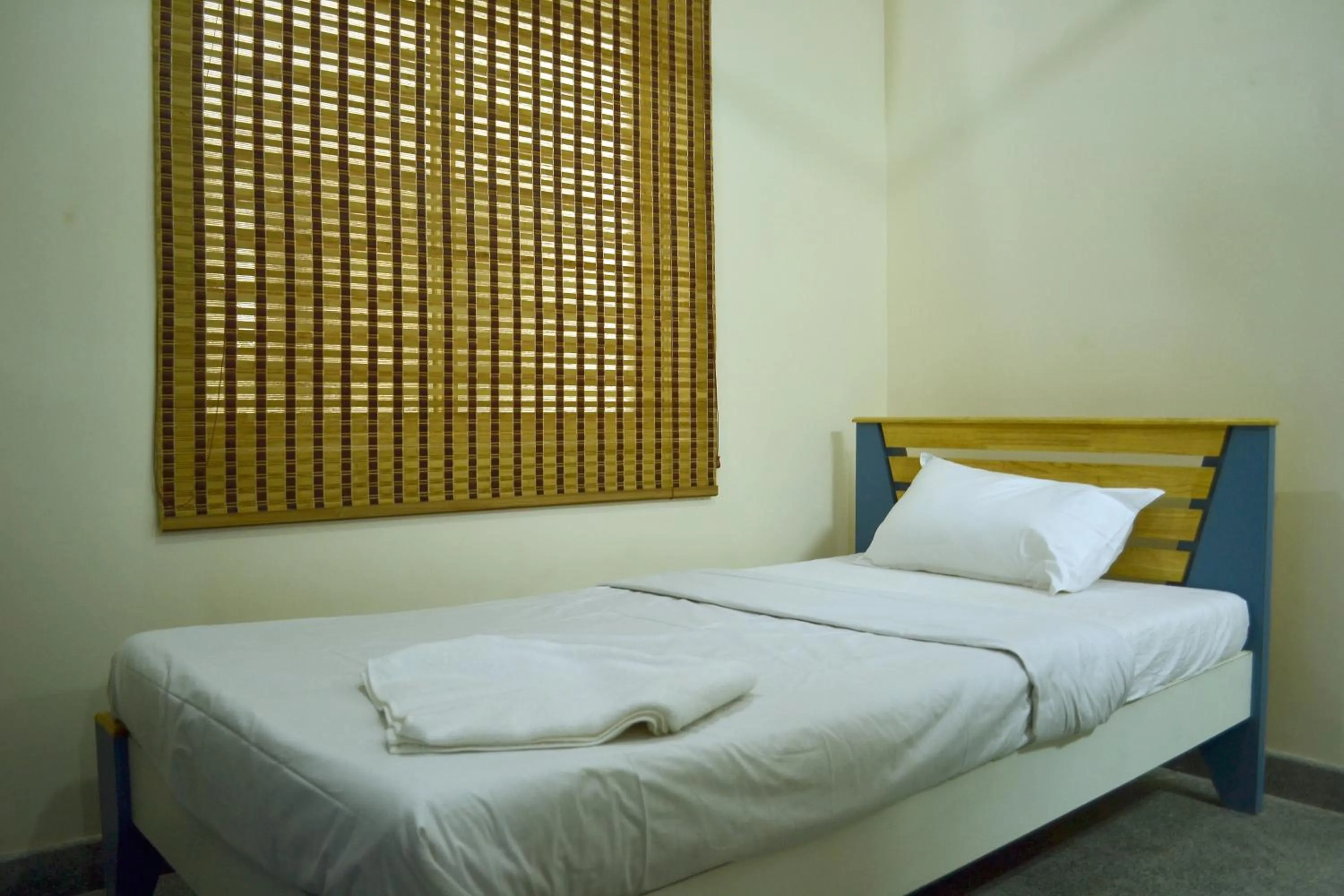 Bedroom, Bed in Metro Park