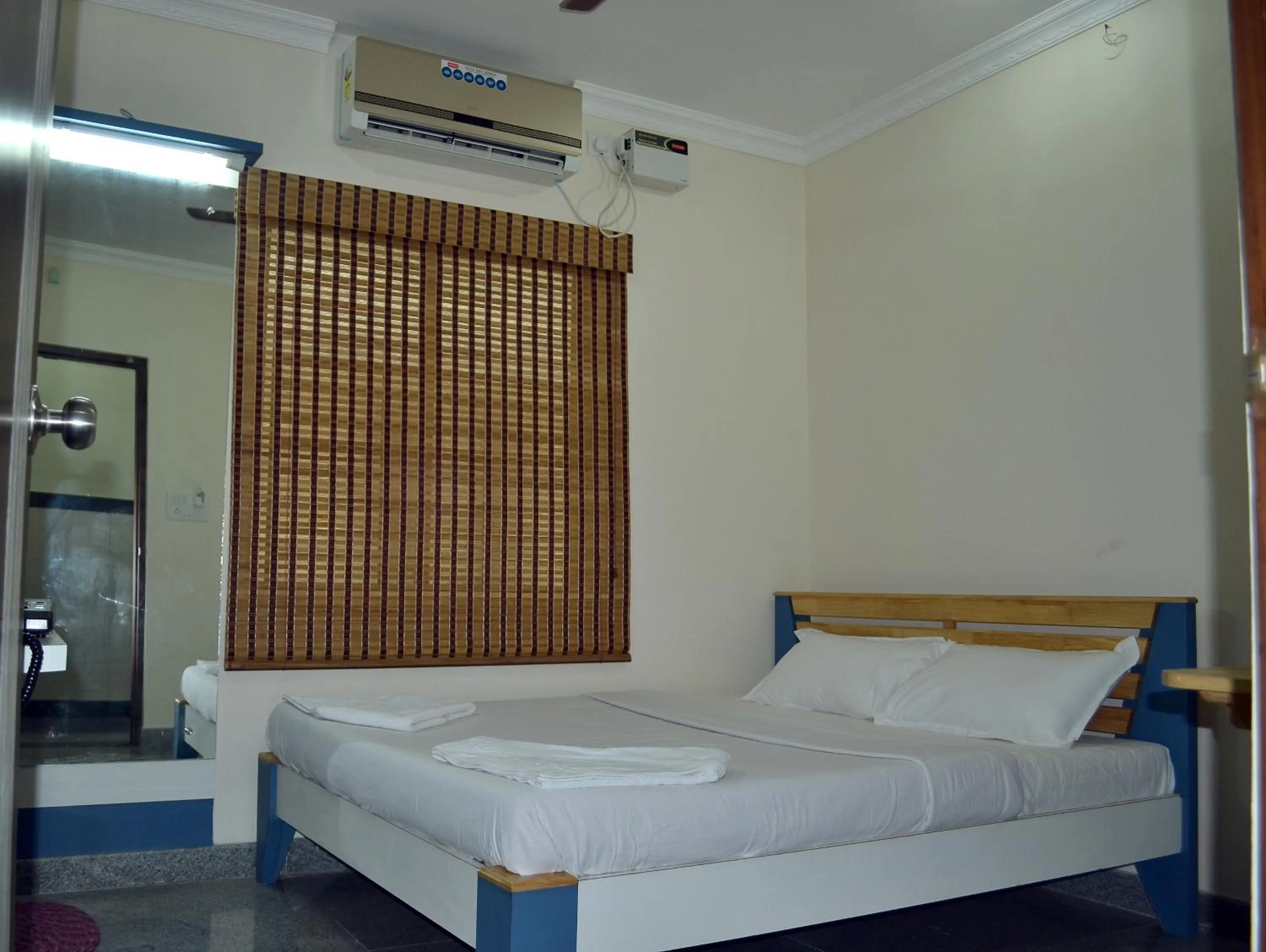 Bedroom, Bed in Metro Park