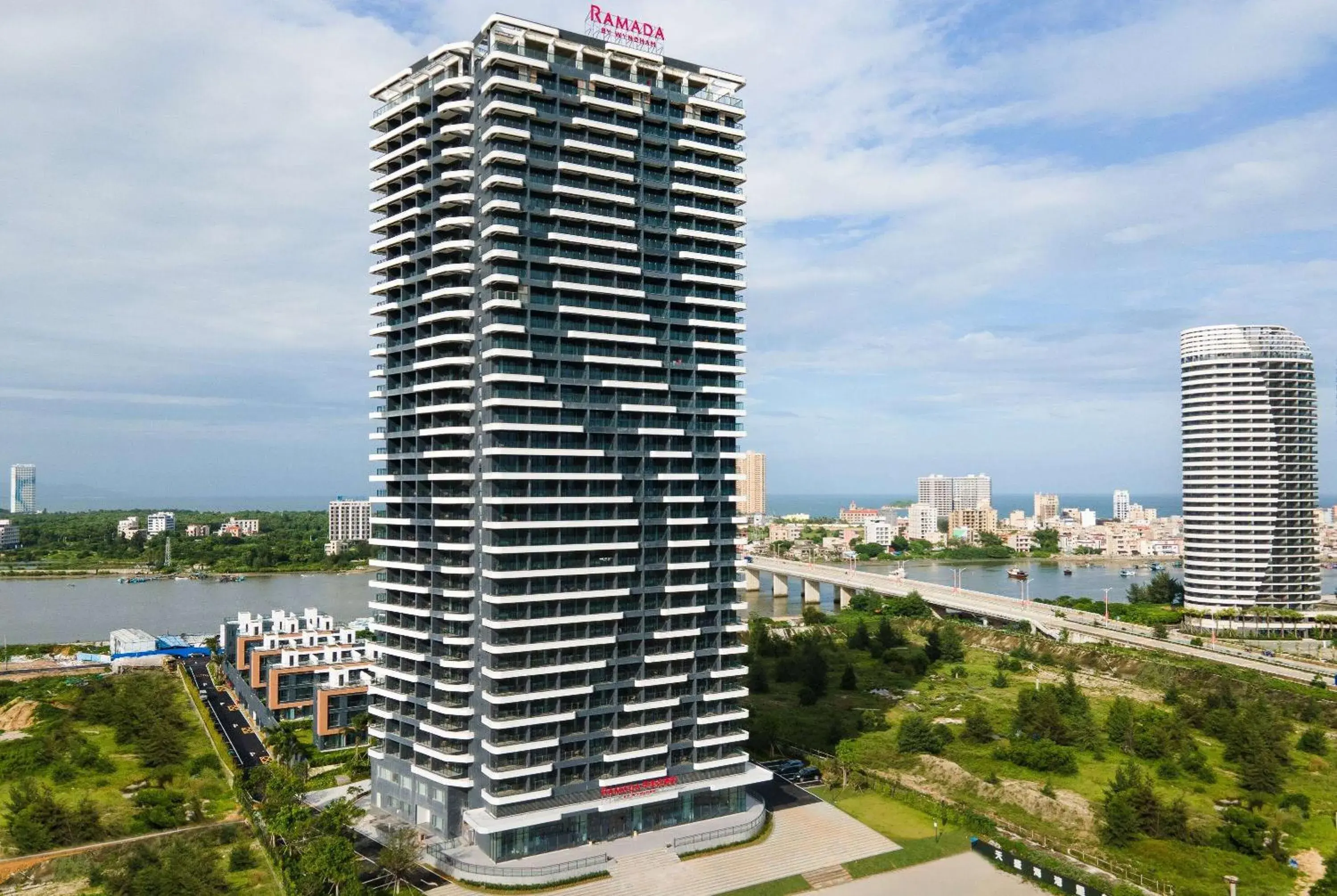 Property building in Ramada by Wyndham Huizhou Double Moon Bay Property building in Ramada by Wyndham Huizhou Double Moon Bay