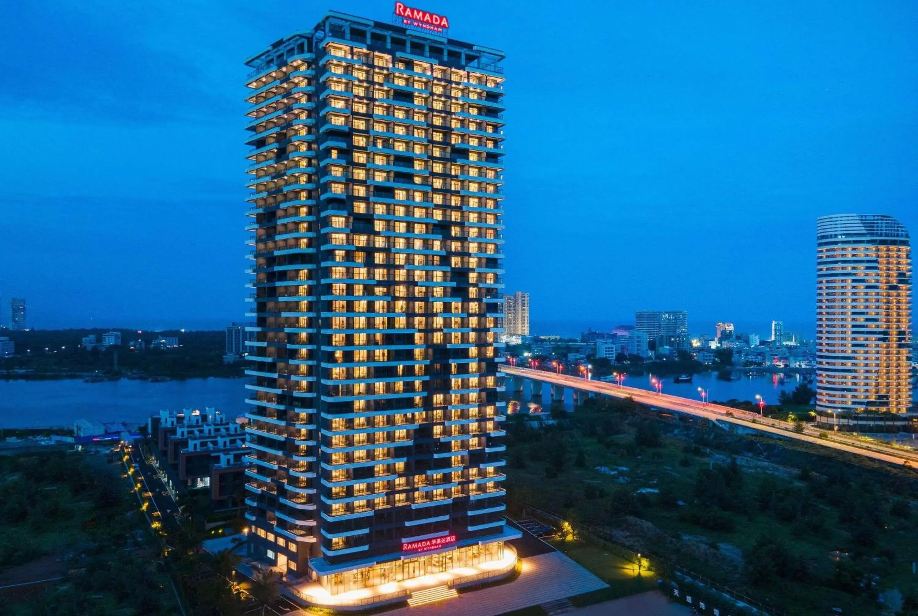 Property building in Ramada by Wyndham Huizhou Double Moon Bay Property building in Ramada by Wyndham Huizhou Double Moon Bay