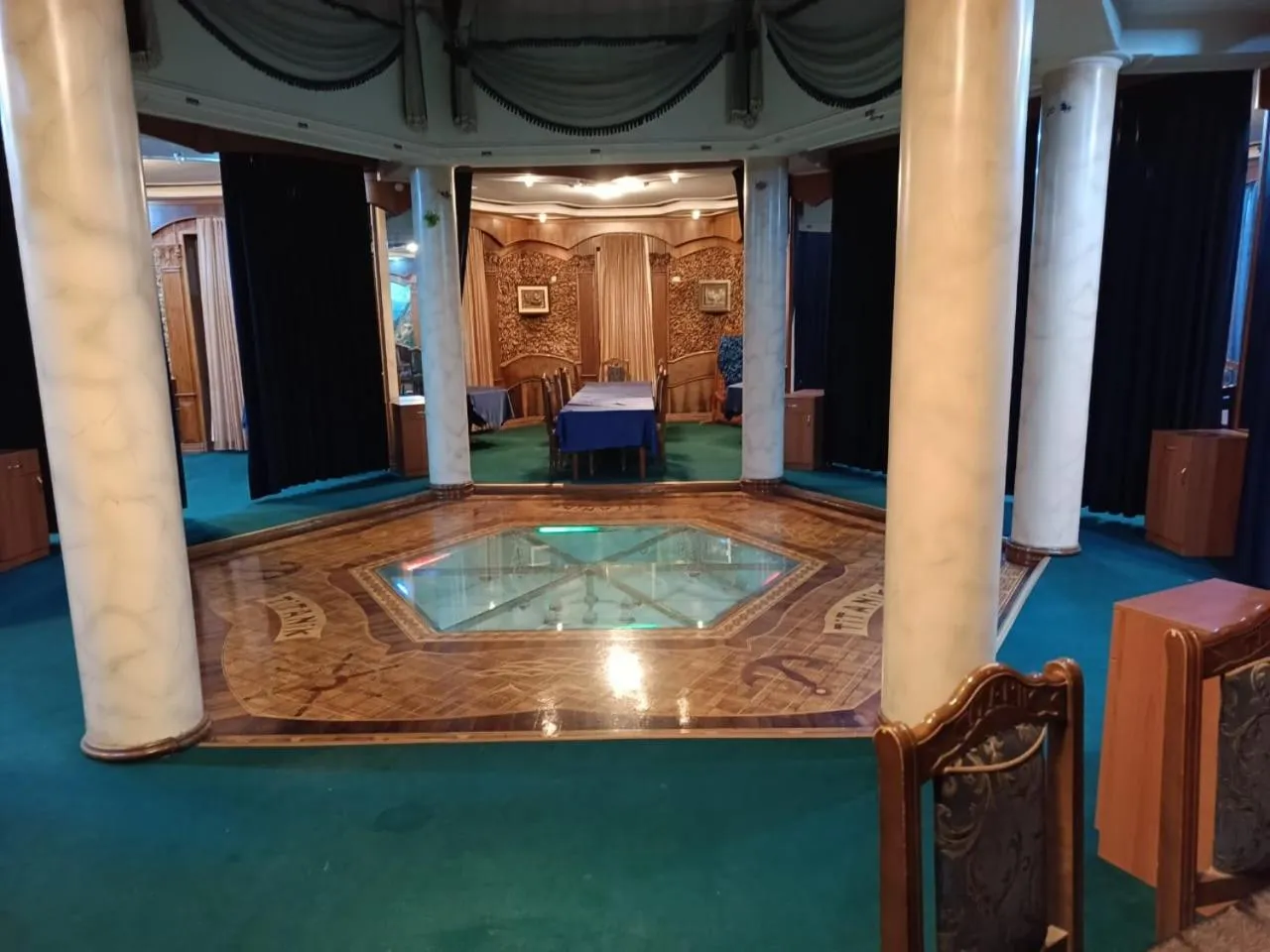 Restaurant/places to eat in Titanik Hotel