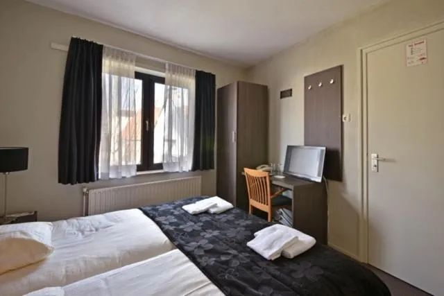 Photo of the whole room, Bed in Royal