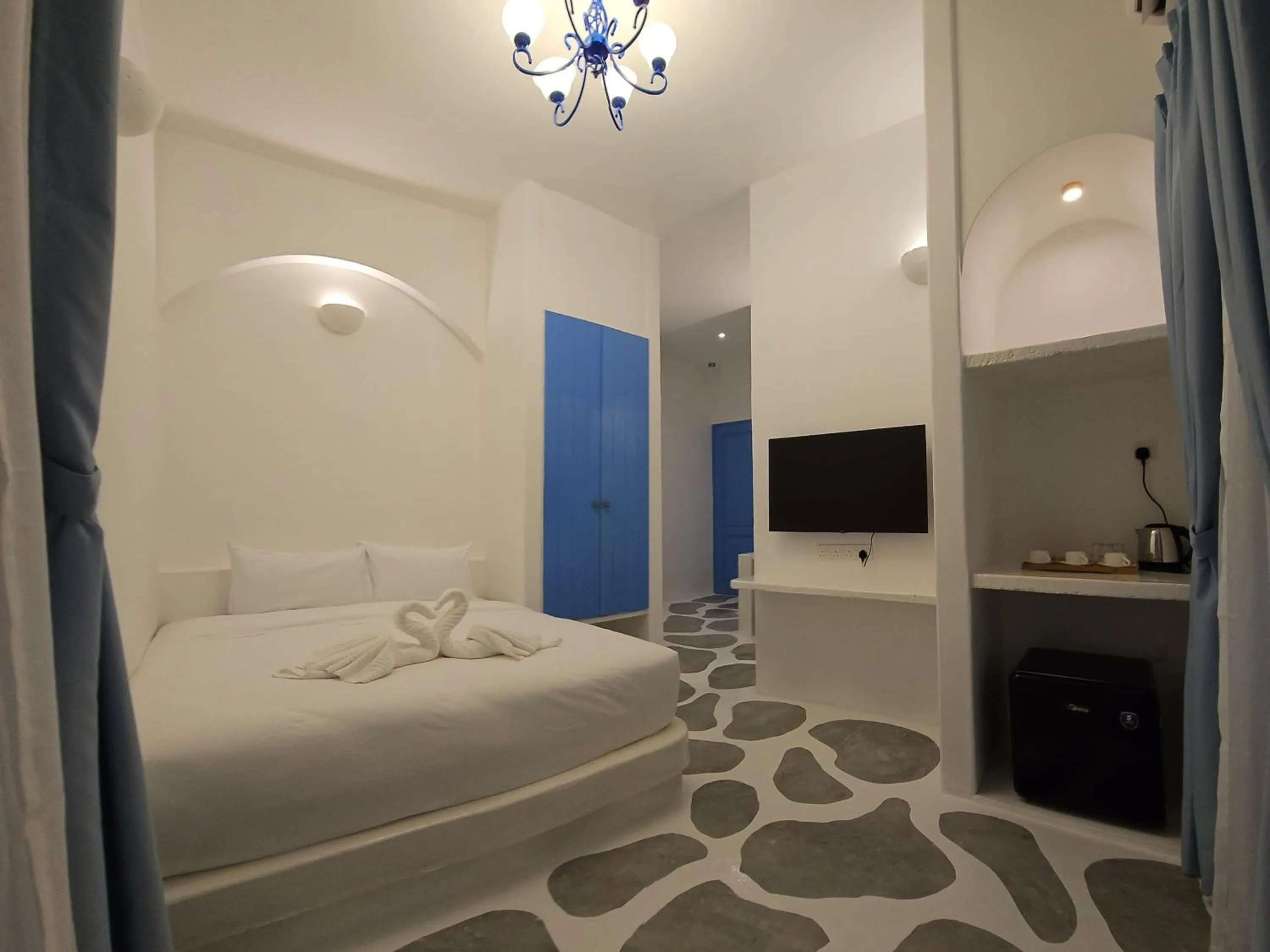 Bed in Ipoh Santorini Hideaway - Hotel Inspired