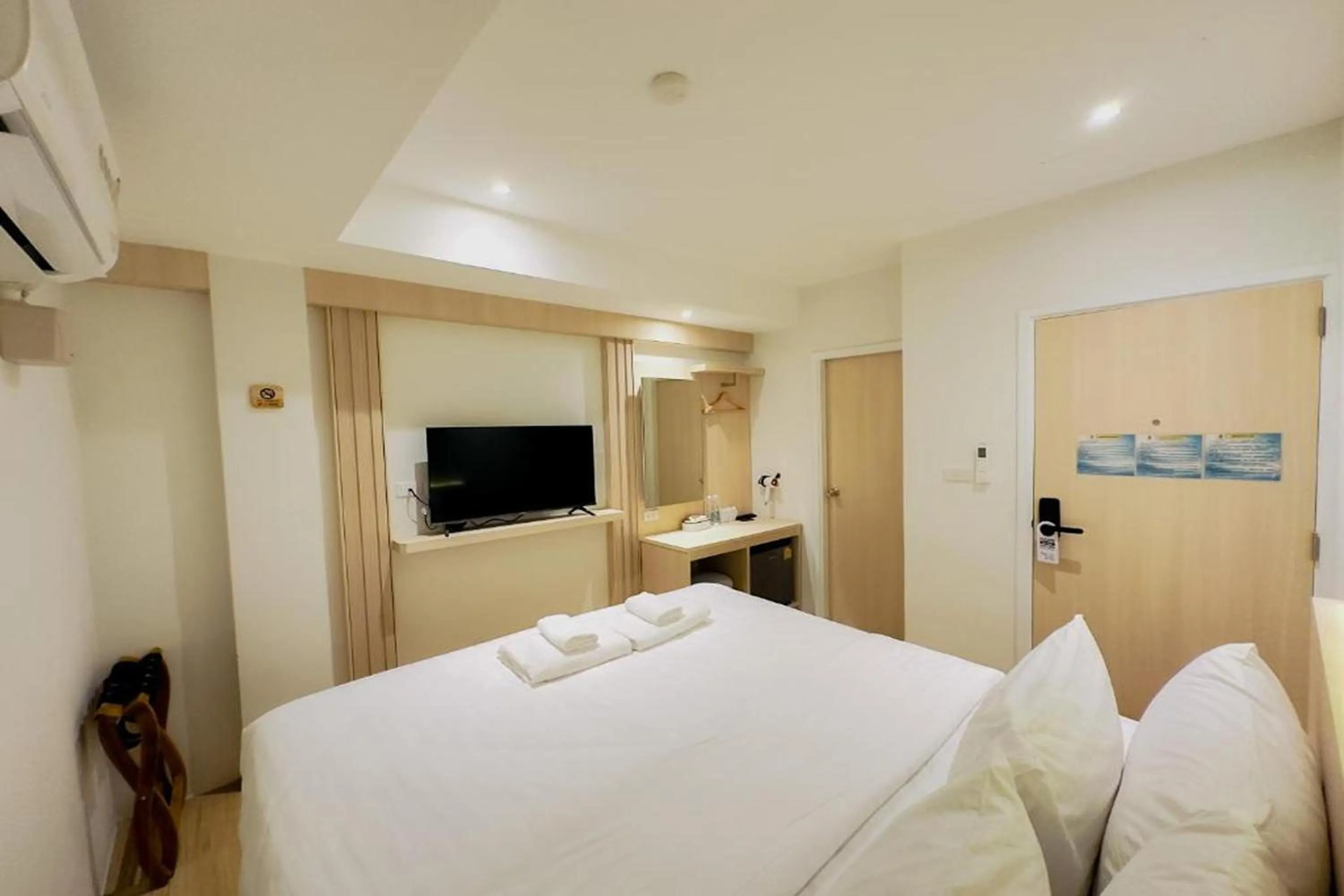 Bed in Zhennan Teabar Hotel