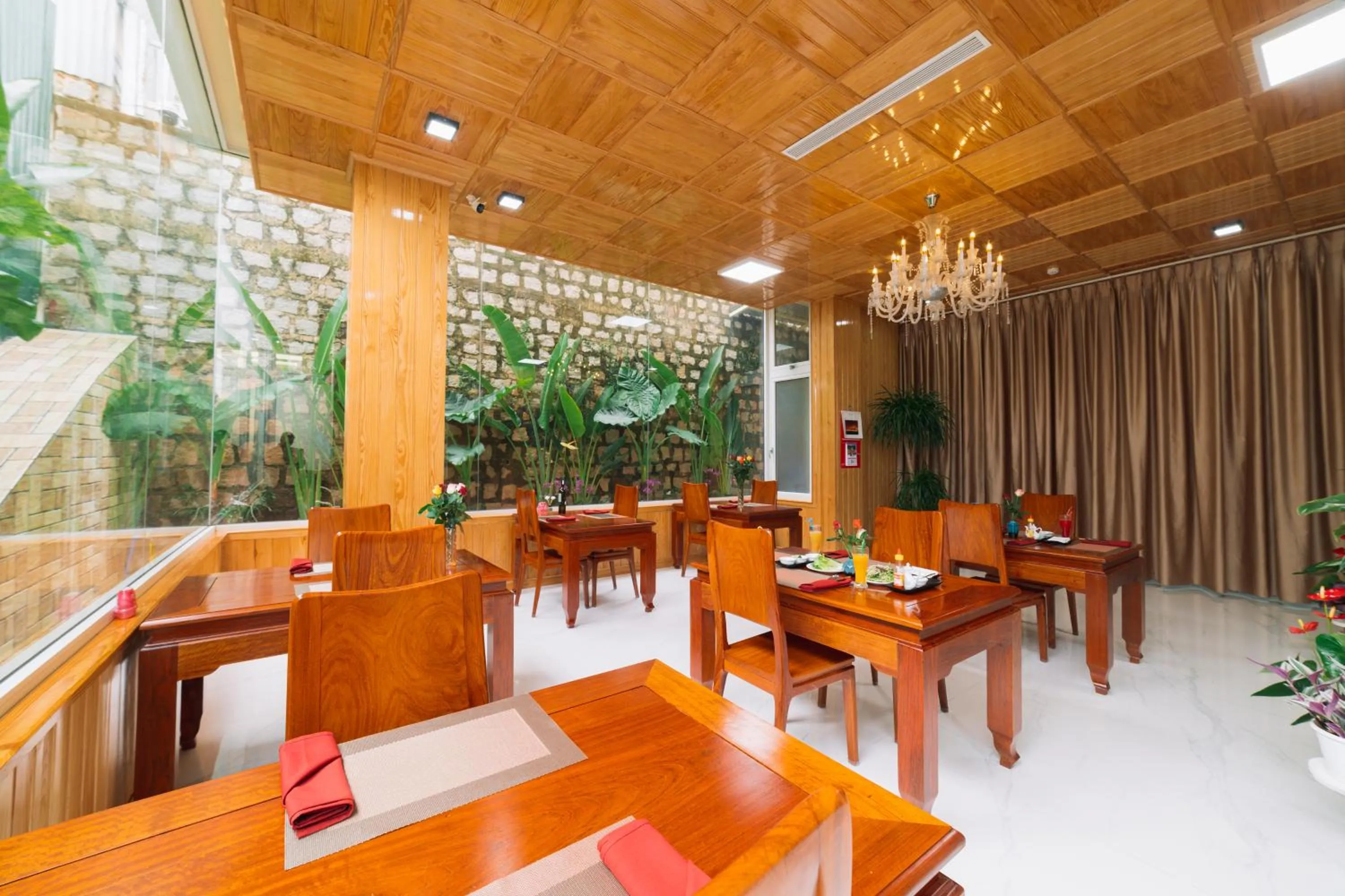 Restaurant/places to eat in Quy Tai Premium Hotel