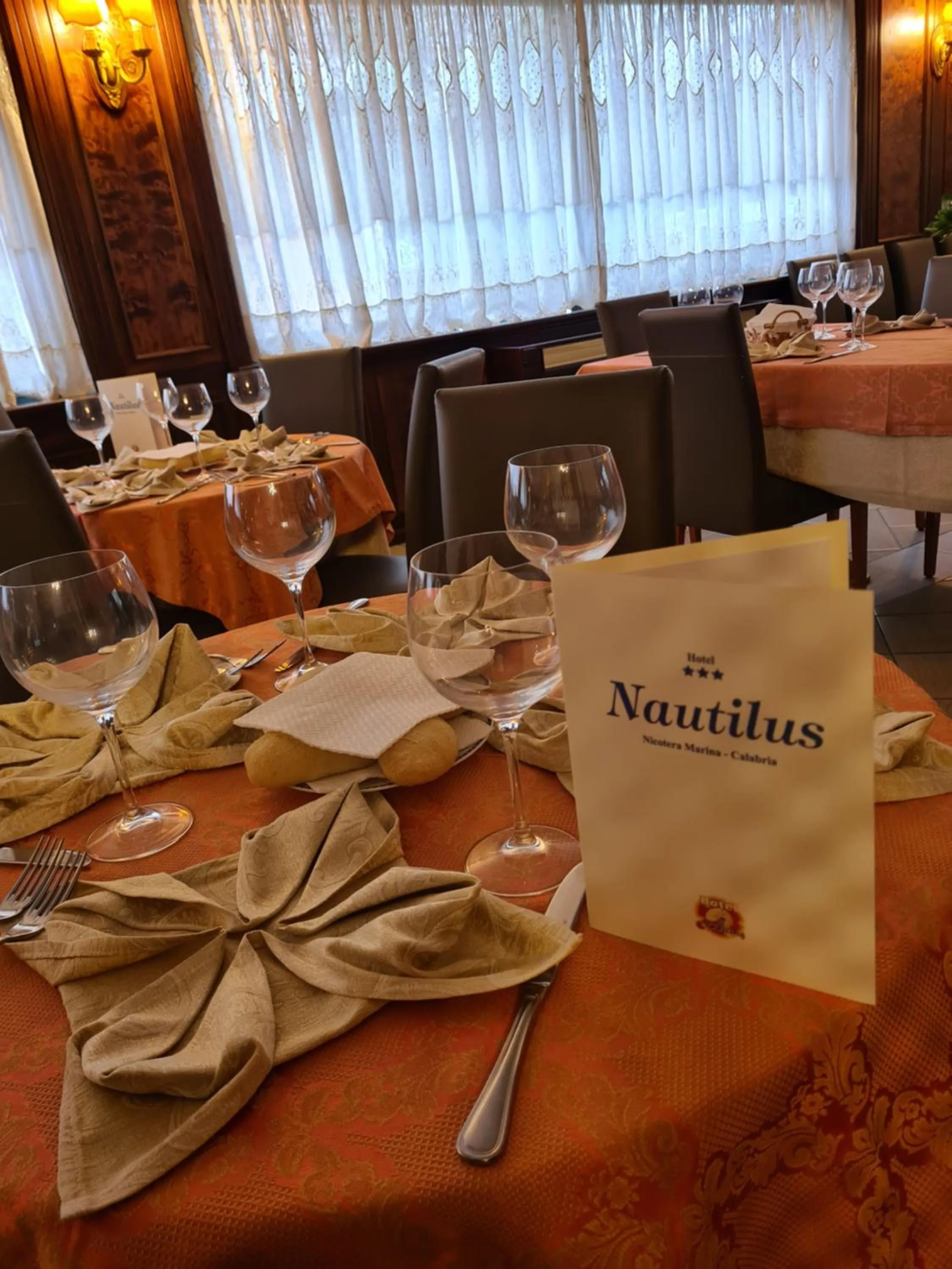 Restaurant/places to eat in Hotel Nautilus