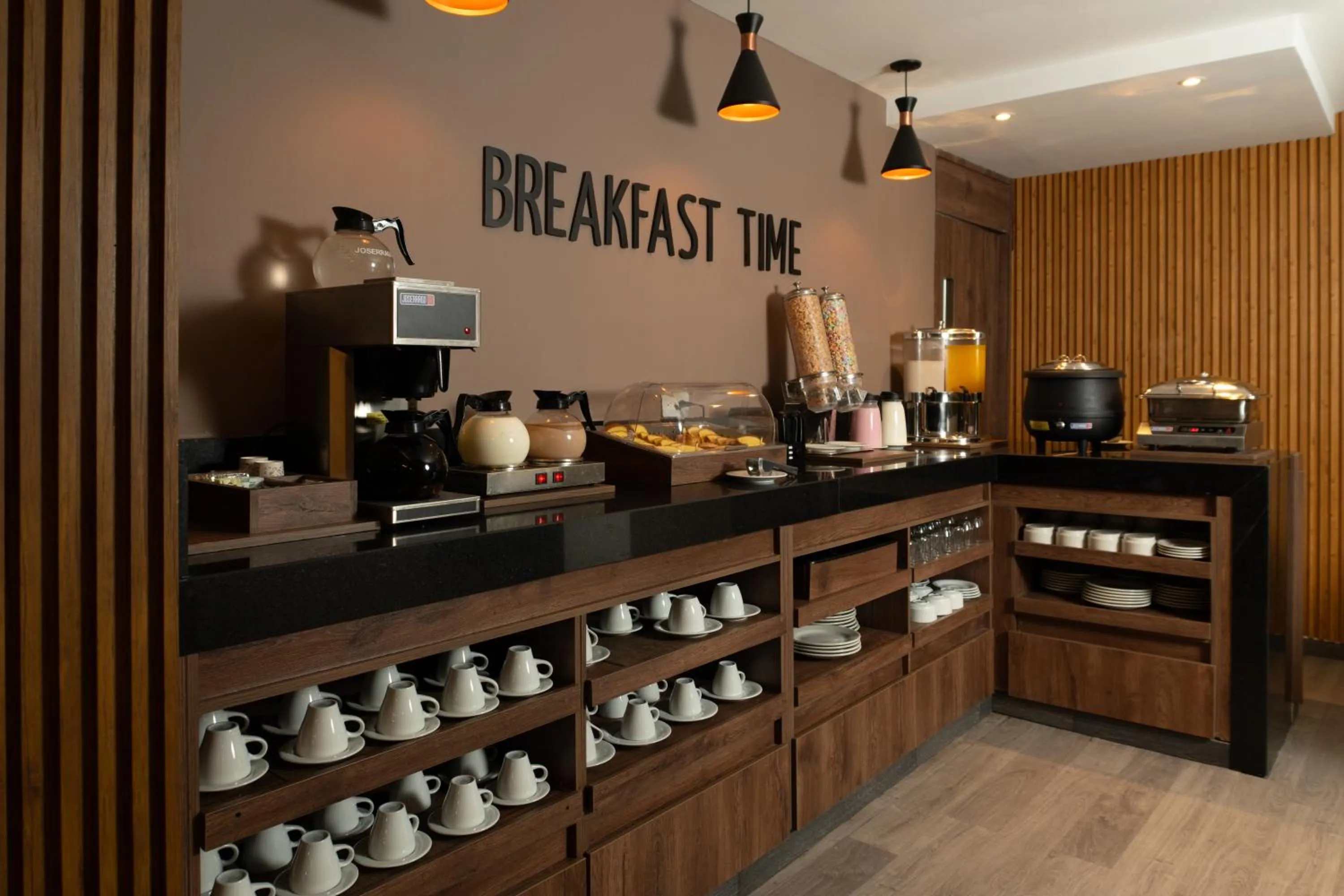 Coffee/tea facilities in Hotel ByHours Las Américas