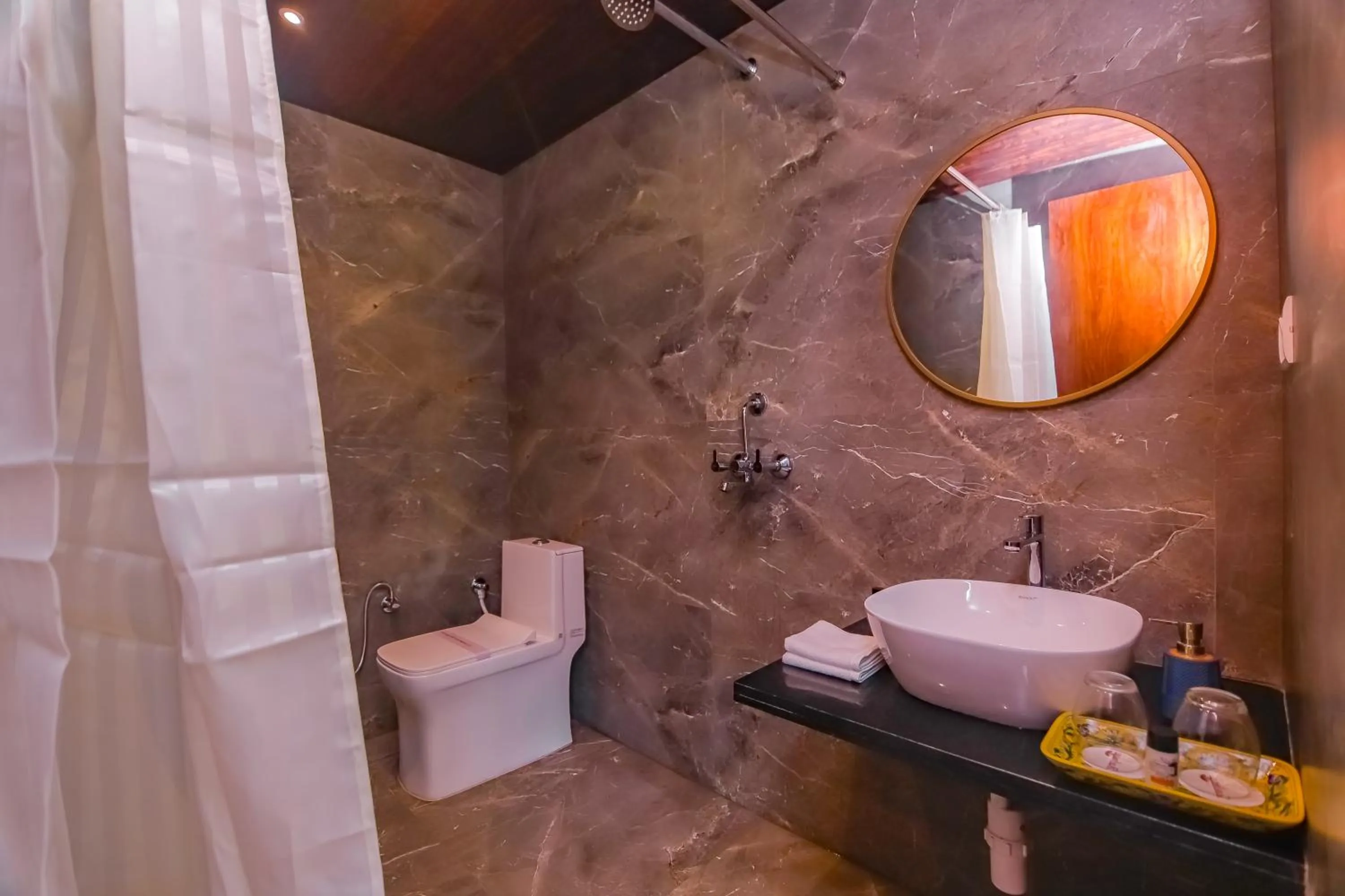 Shower in Ananyamaya nature lodge