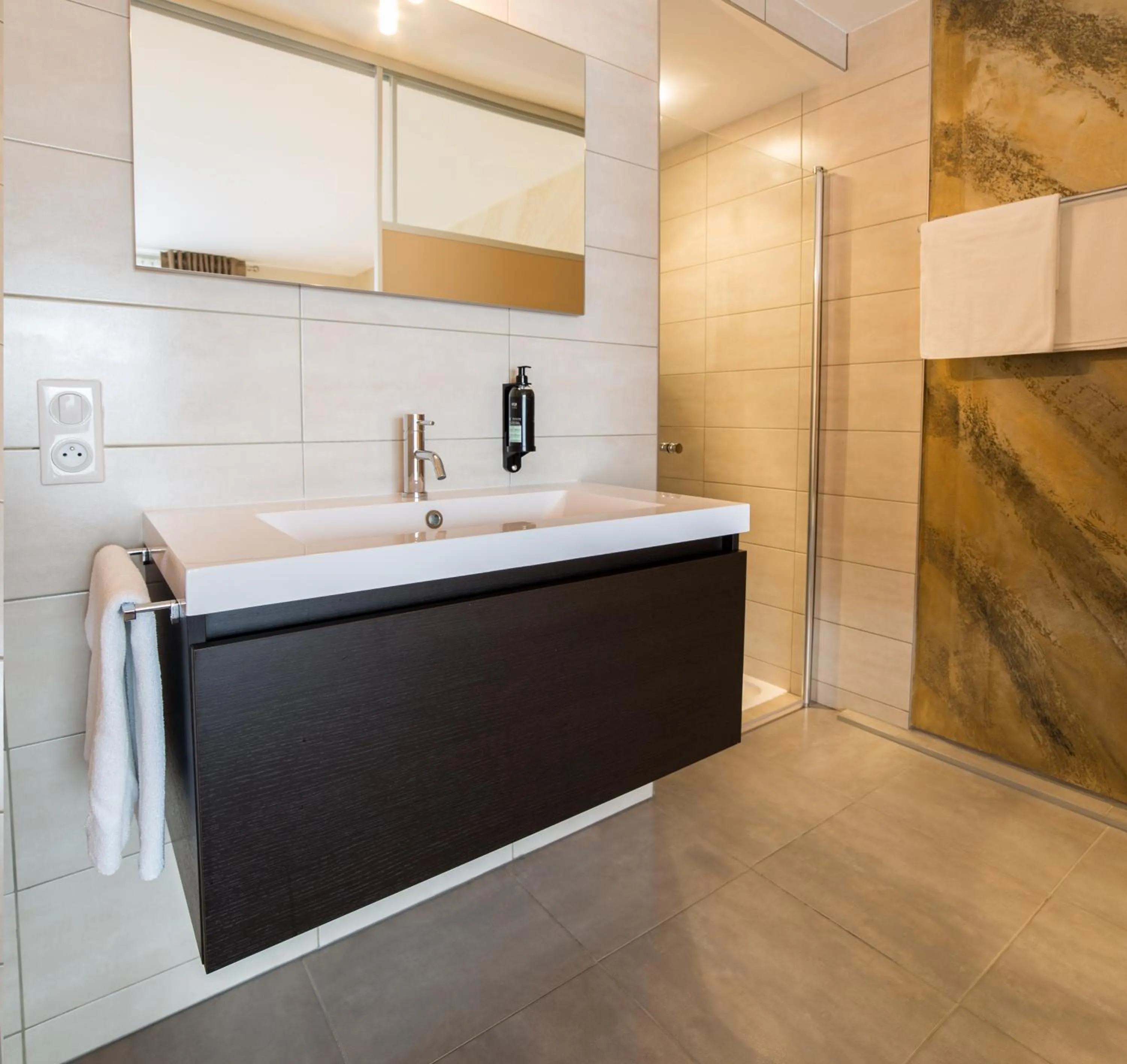 Bathroom in Hôtel Le Dormeur