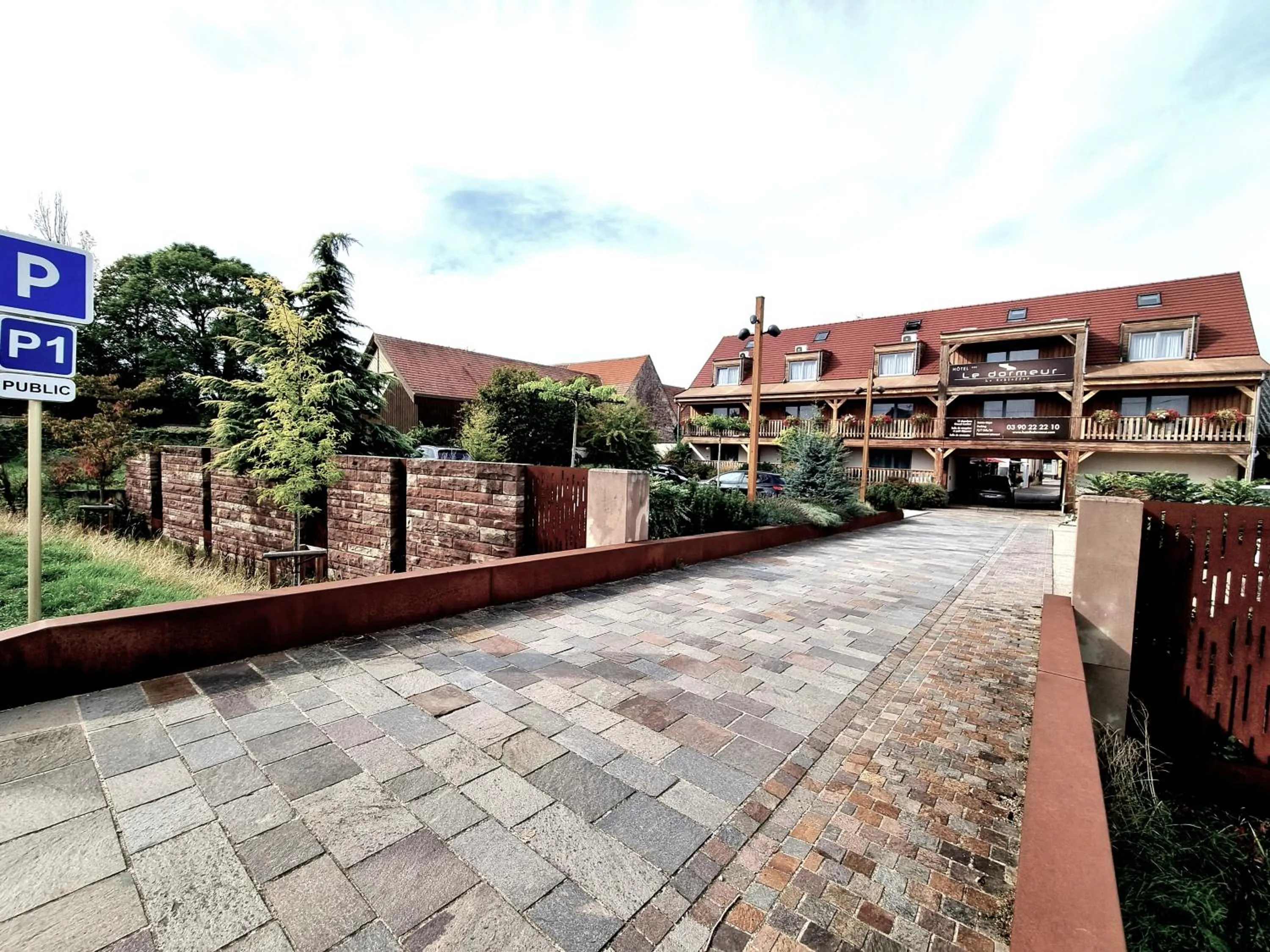 Property building in Hôtel Le Dormeur