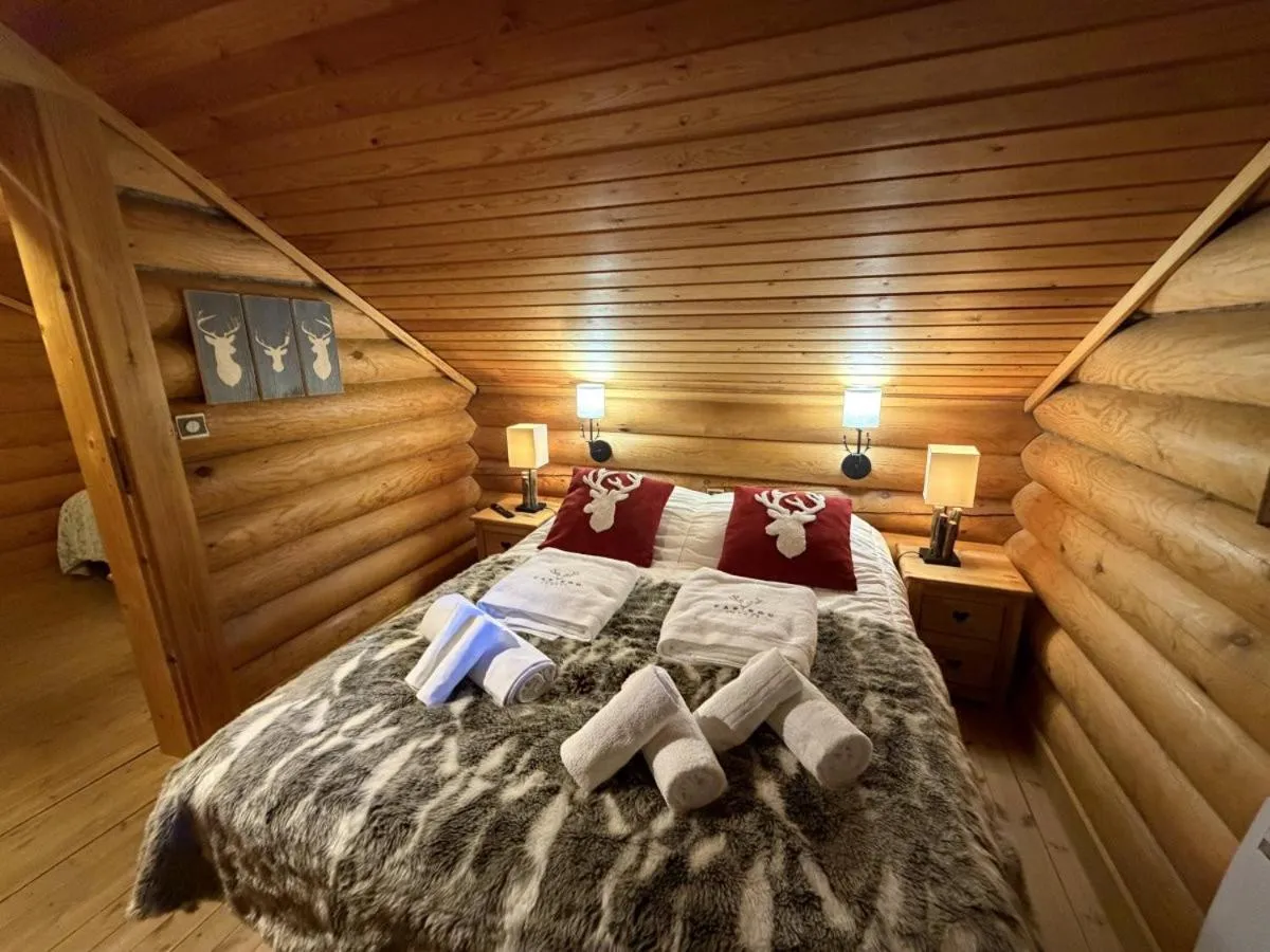 Bed in LE GRAND CERF Chalet en rondins avec SPA Jacuzzi