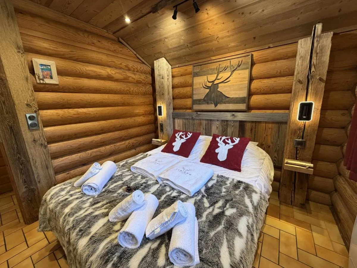 Bed in LE GRAND CERF Chalet en rondins avec SPA Jacuzzi