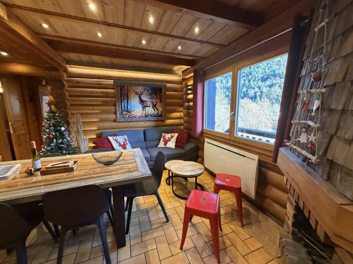 Communal lounge/ TV room in LE GRAND CERF Chalet en rondins avec SPA Jacuzzi