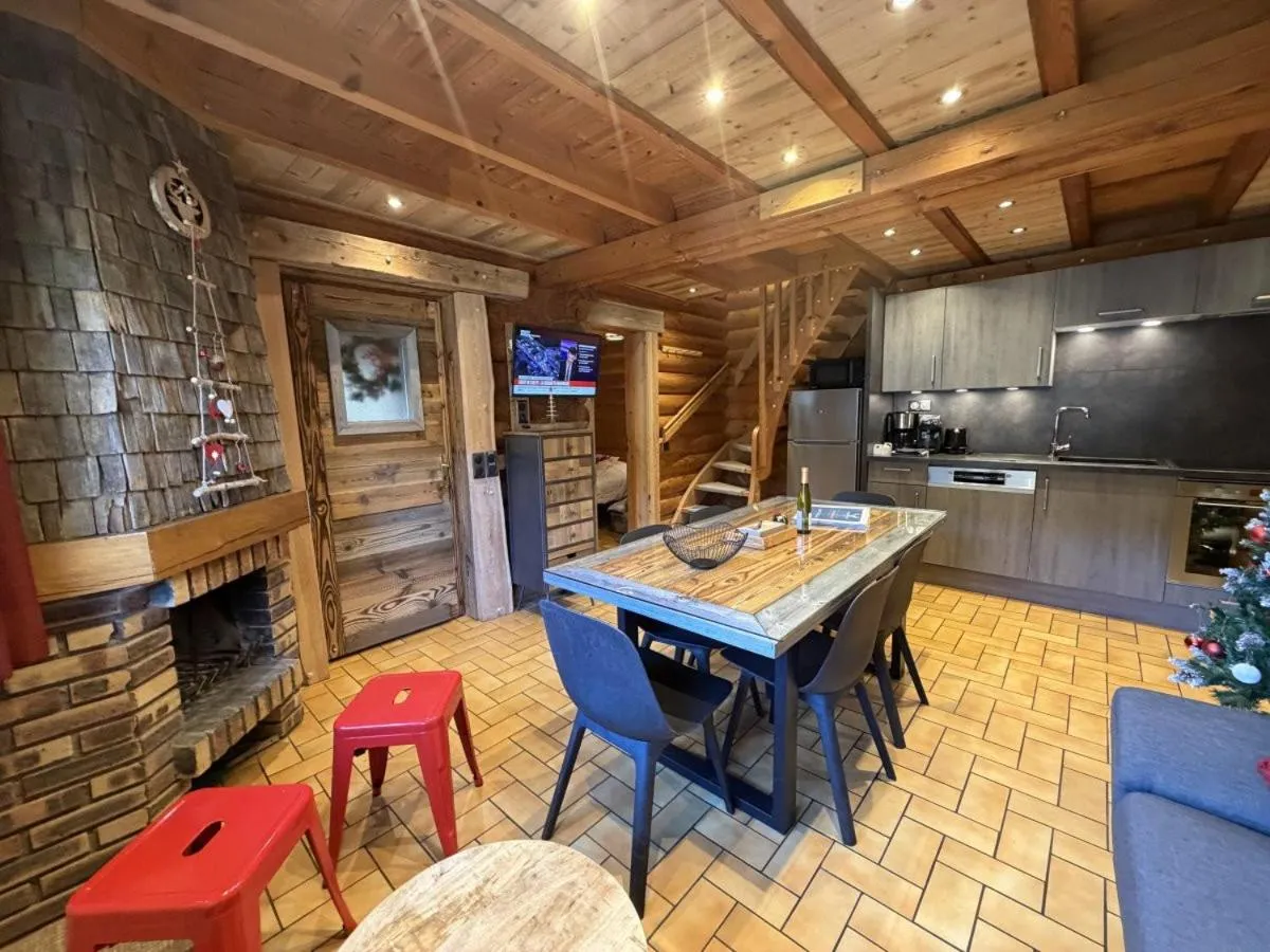 Communal lounge/ TV room in LE GRAND CERF Chalet en rondins avec SPA Jacuzzi