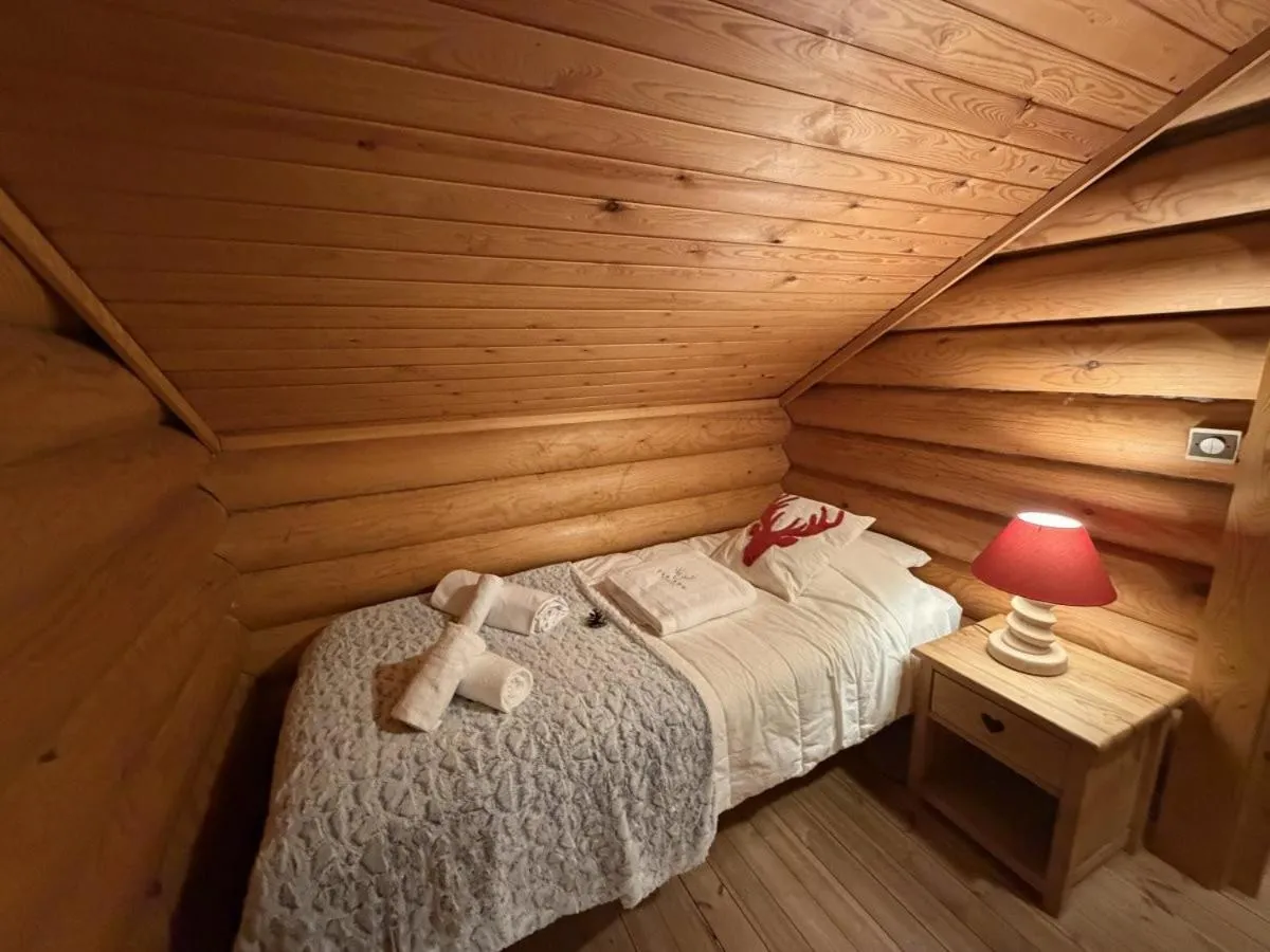 Bed in LE GRAND CERF Chalet en rondins avec SPA Jacuzzi