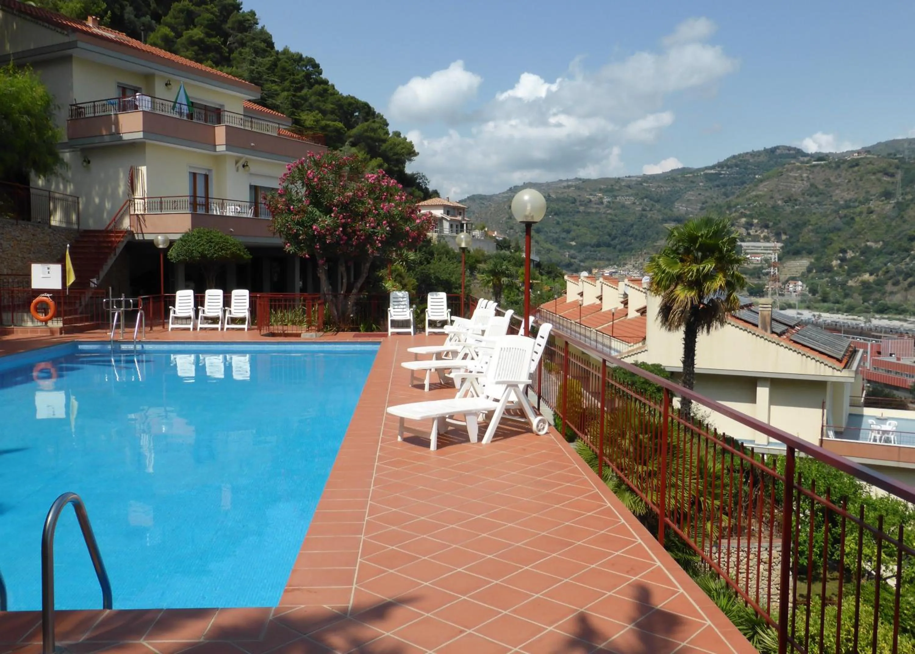 Swimming pool in Residence Green Park