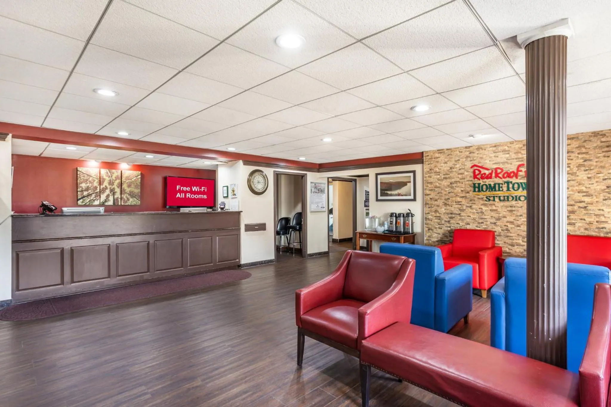 Lobby or reception in HomeTowne Studios by Red Roof Lancaster
