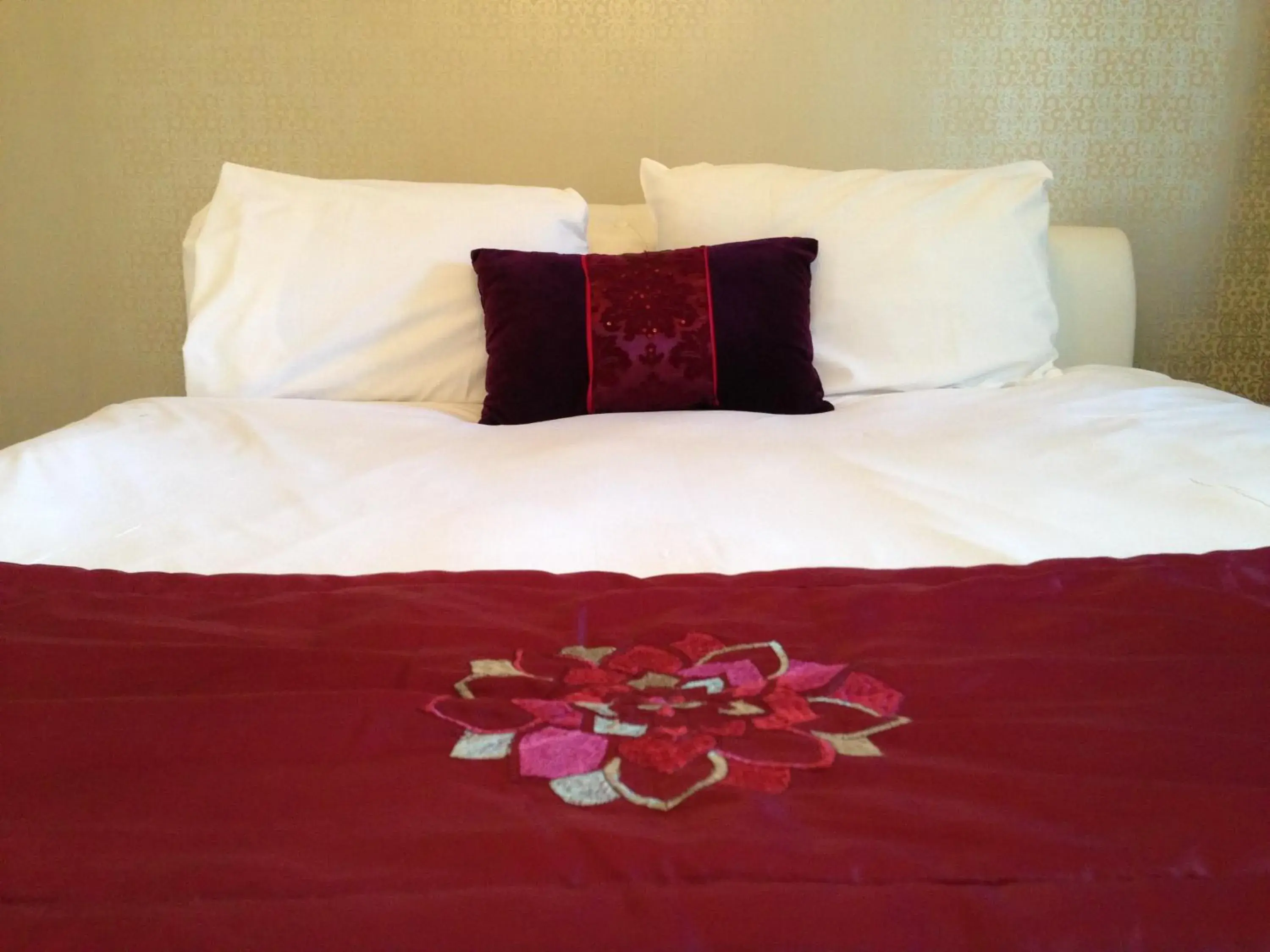 Bed in Healey House Hotel