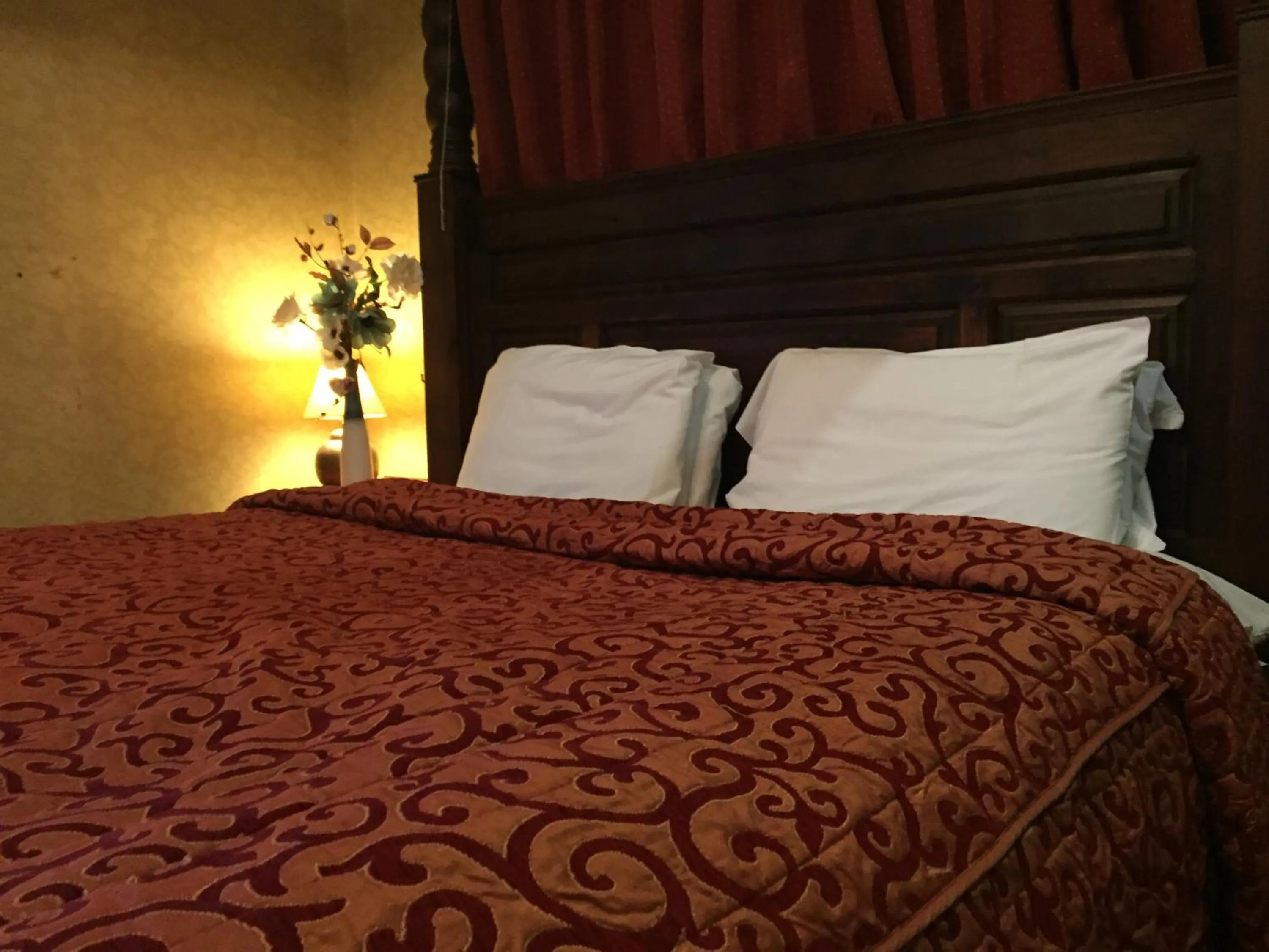 Bed in Healey House Hotel