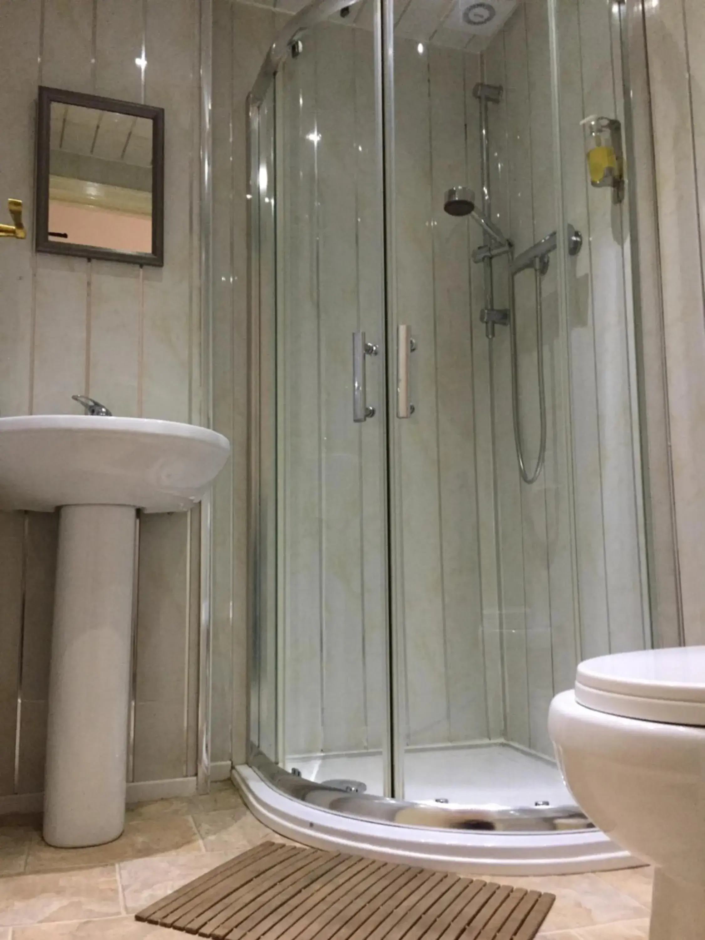 Bathroom in Healey House Hotel