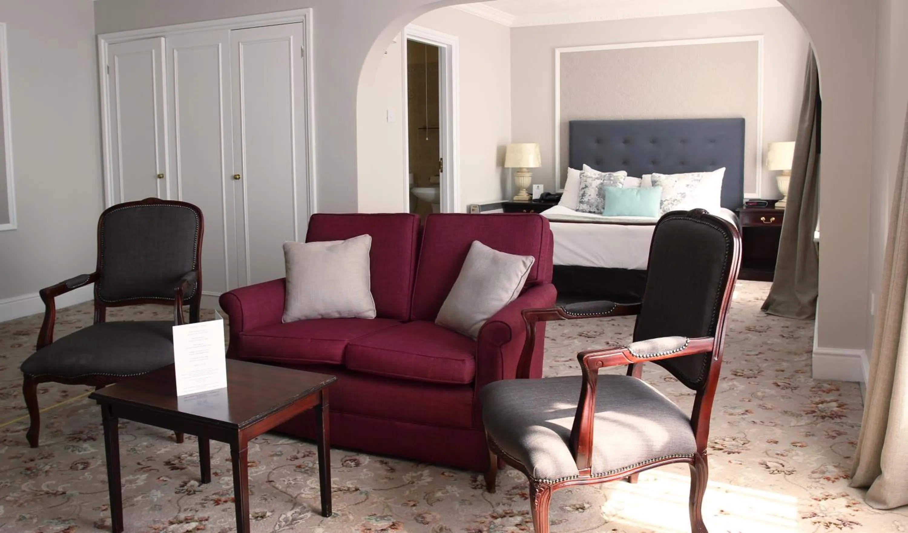 Living room in Royal Victoria Hotel