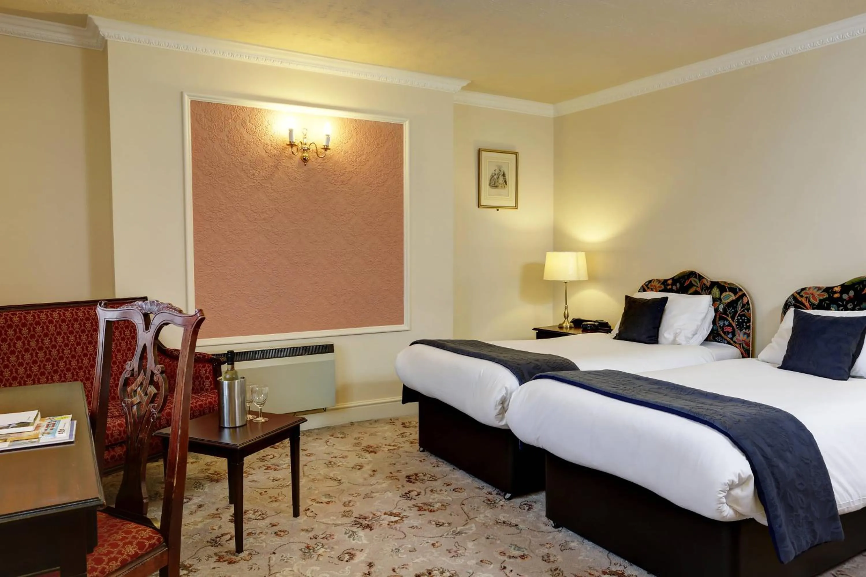 Bedroom, Bed in Royal Victoria Hotel