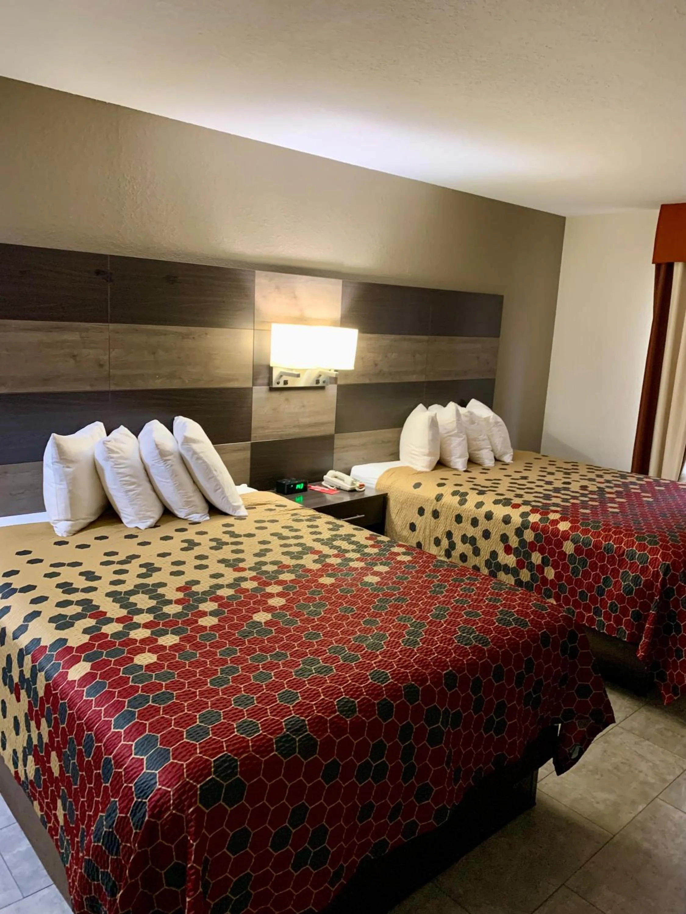 Photo of the whole room, Bed in Econo Lodge Chillicothe