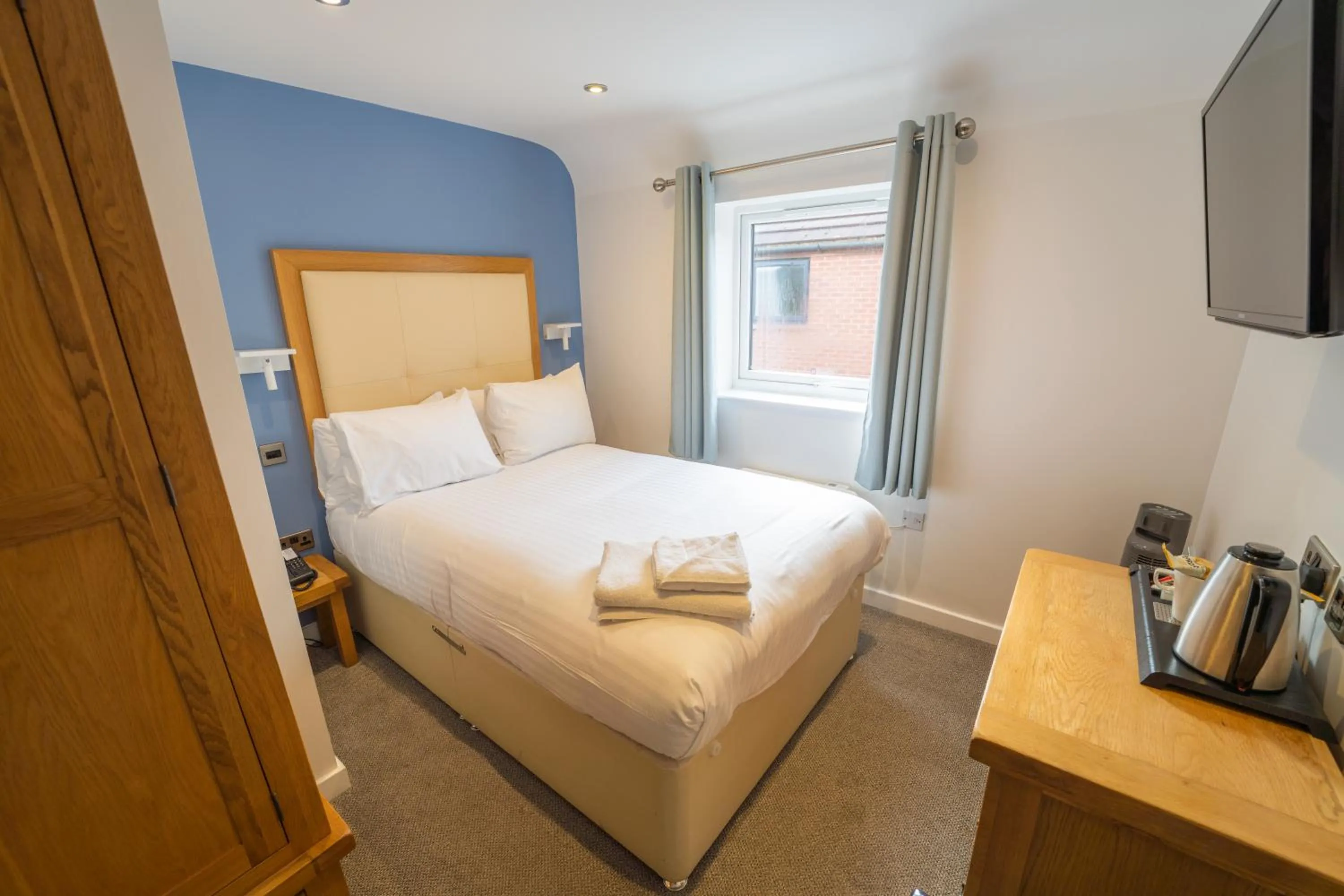 Bedroom, Bed in The Waterside Hotel and Leisure Club