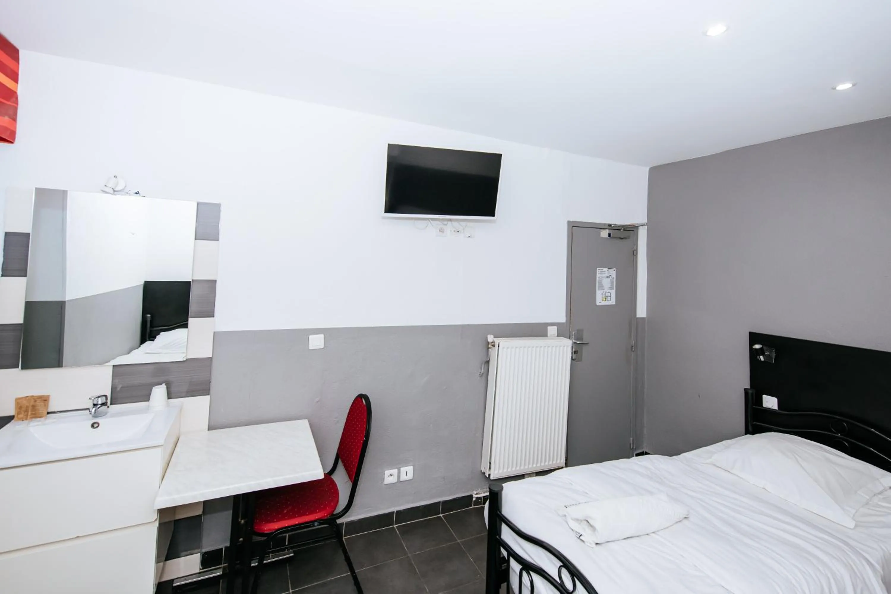 TV and multimedia, Bed in Hotel De La Poste