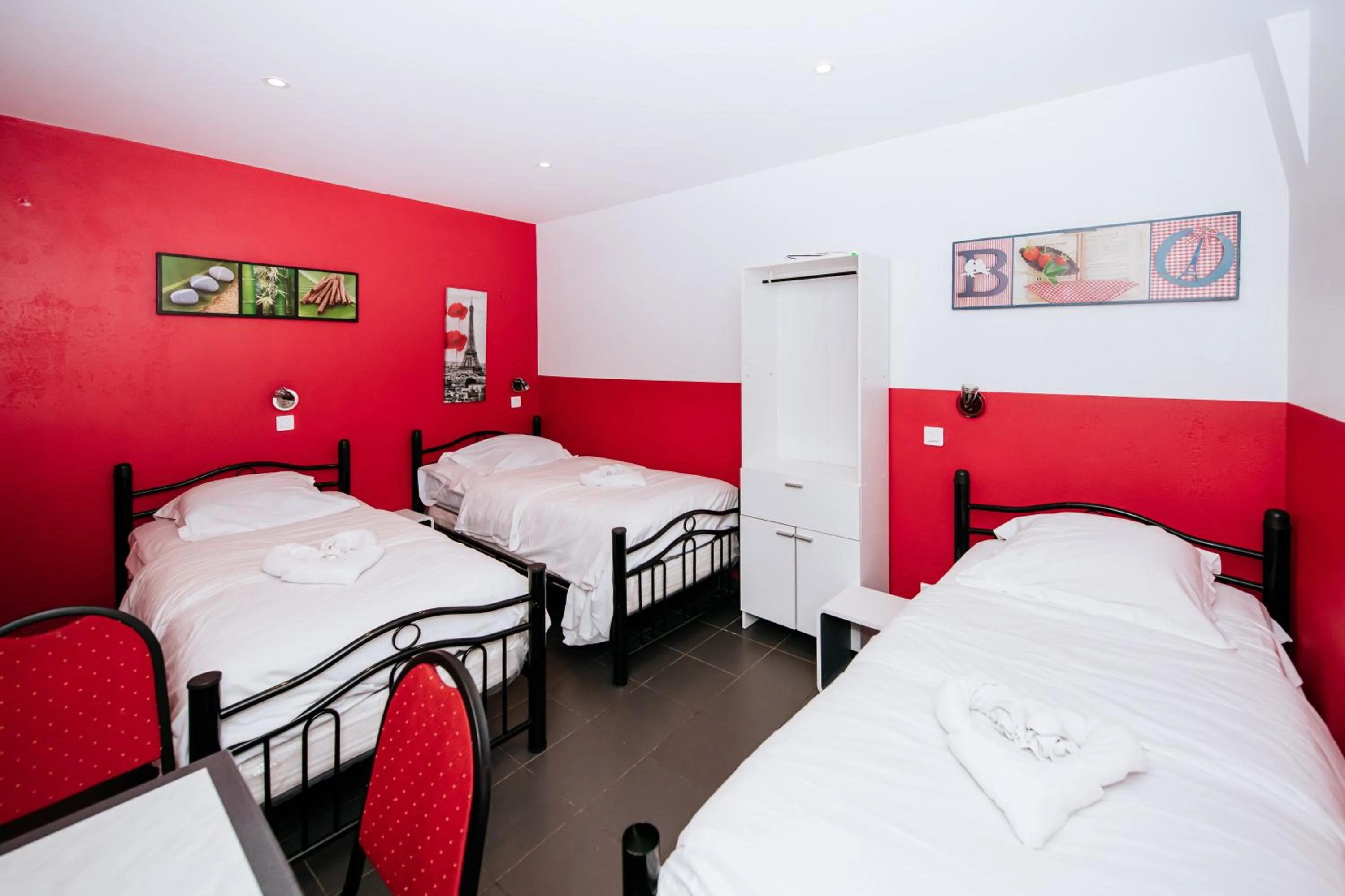 Photo of the whole room, Bed in Hotel De La Poste