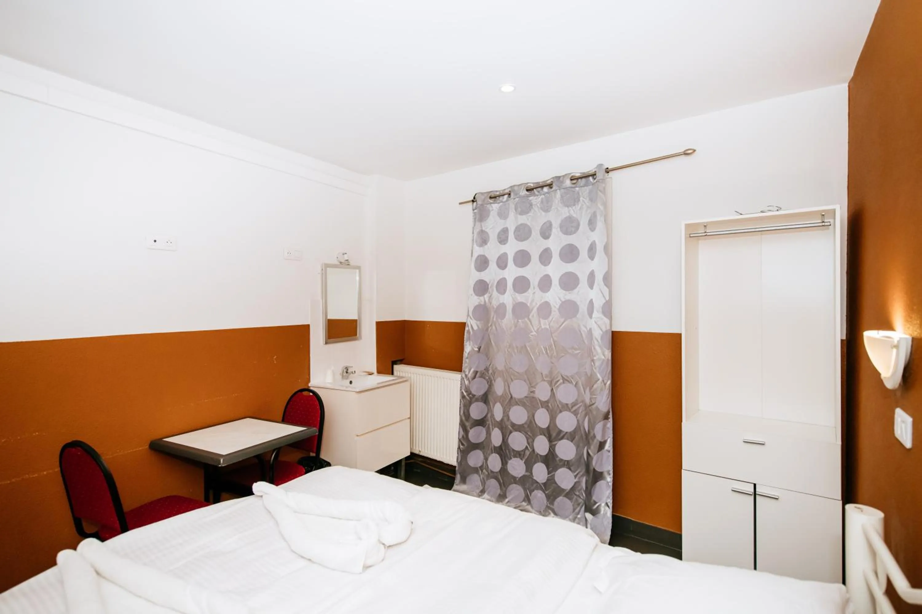 Bedroom, Bed in Hotel De La Poste