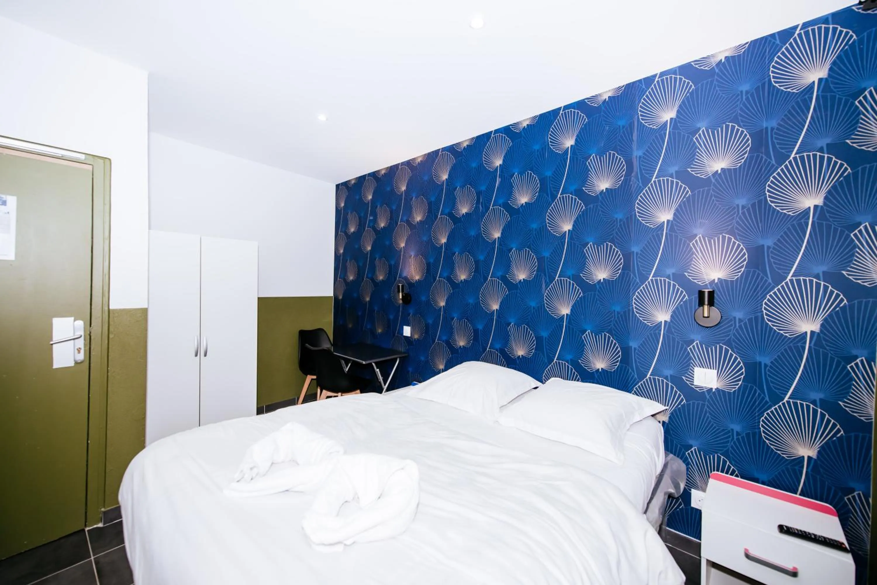 Photo of the whole room, Bed in Hotel De La Poste