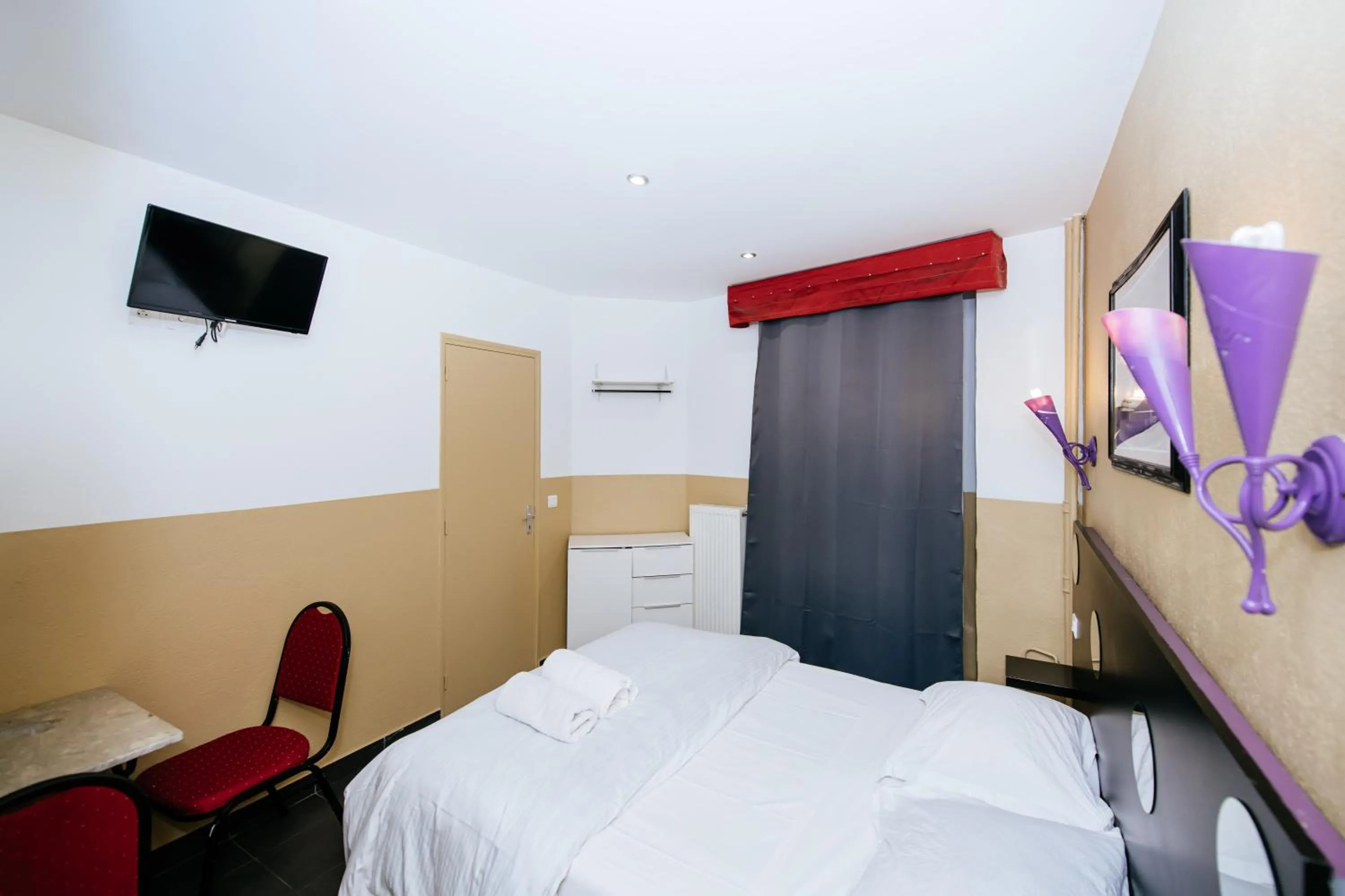 Photo of the whole room, Bed in Hotel De La Poste