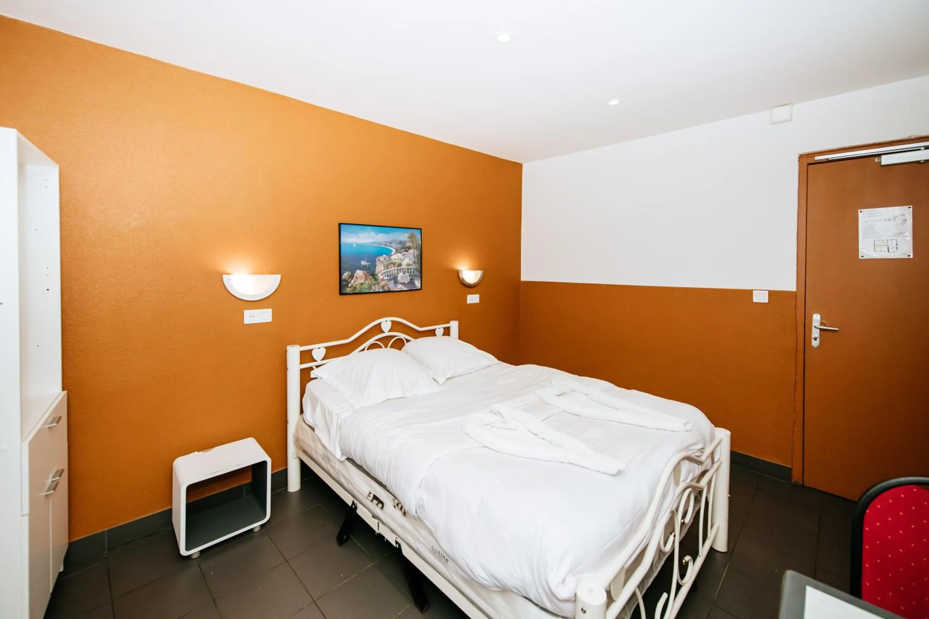 Photo of the whole room, Bed in Hotel De La Poste