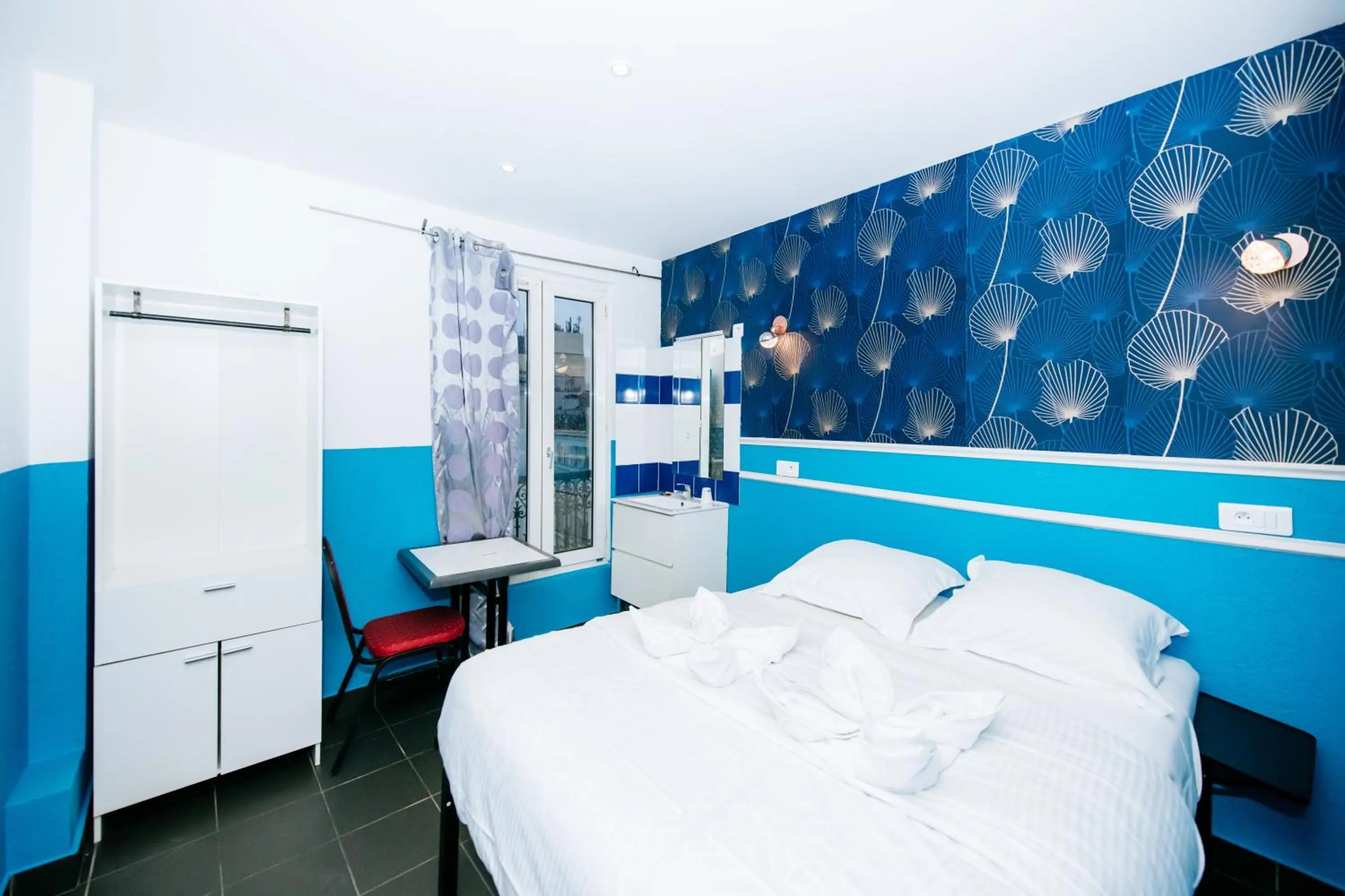 Photo of the whole room, Bed in Hotel De La Poste