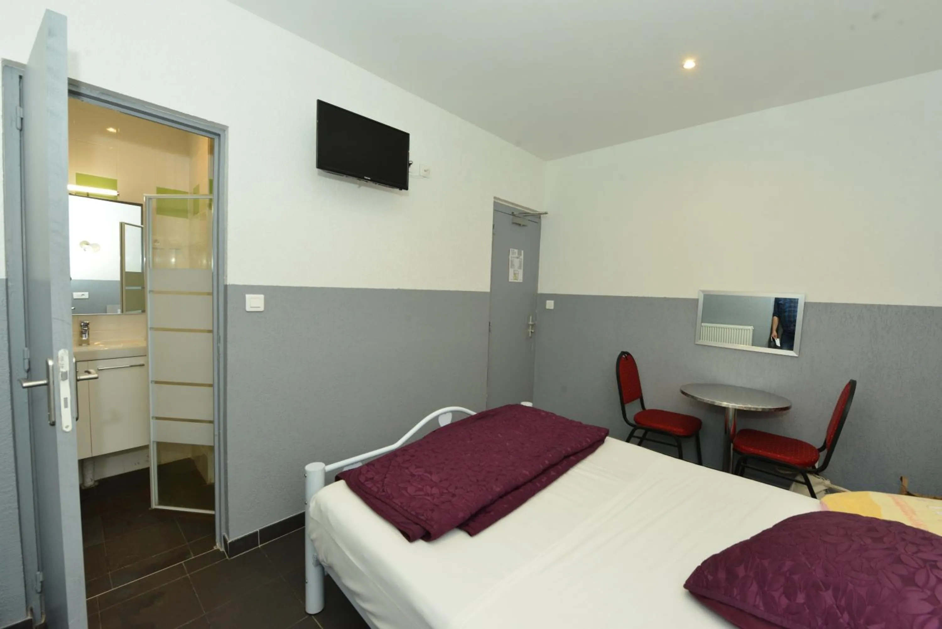 Photo of the whole room, Bed in Hotel De La Poste