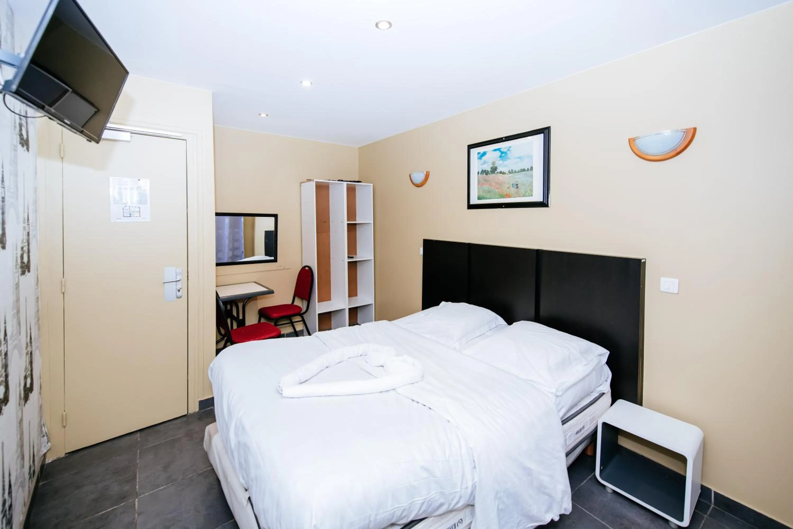 Photo of the whole room, Bed in Hotel De La Poste