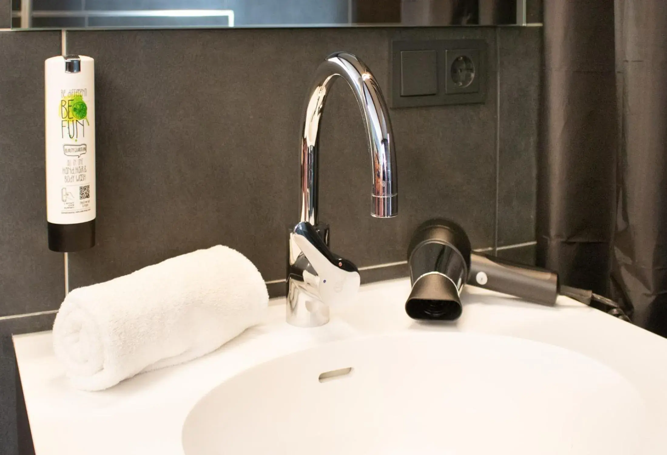 Single Room - single occupancy - Disability Access in MDS Hotel by WMM Hotels Single Room - single occupancy - Disability Access in MDS Hotel by WMM Hotels