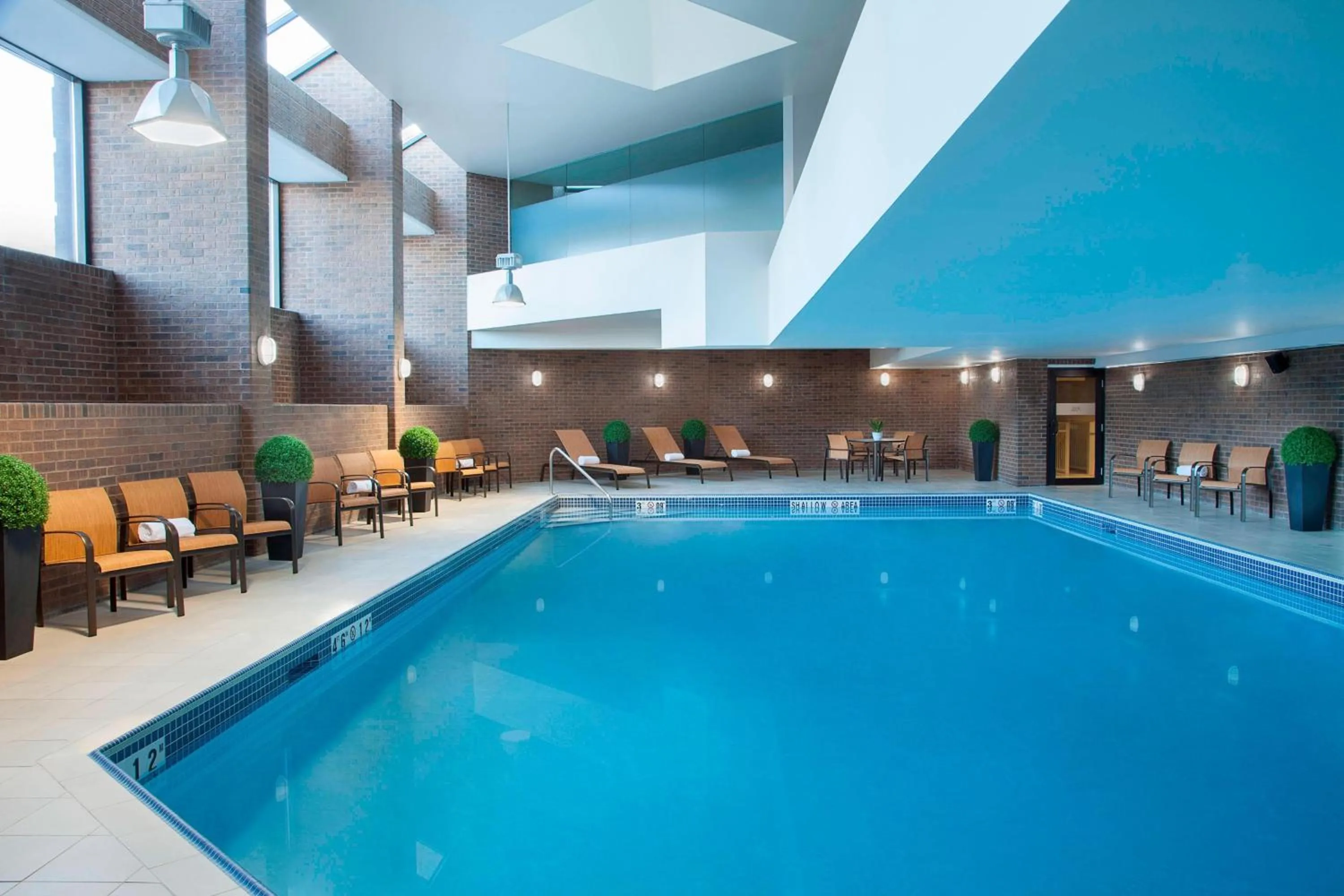 Swimming pool in Courtyard by Marriott Toronto Northeast/Markham