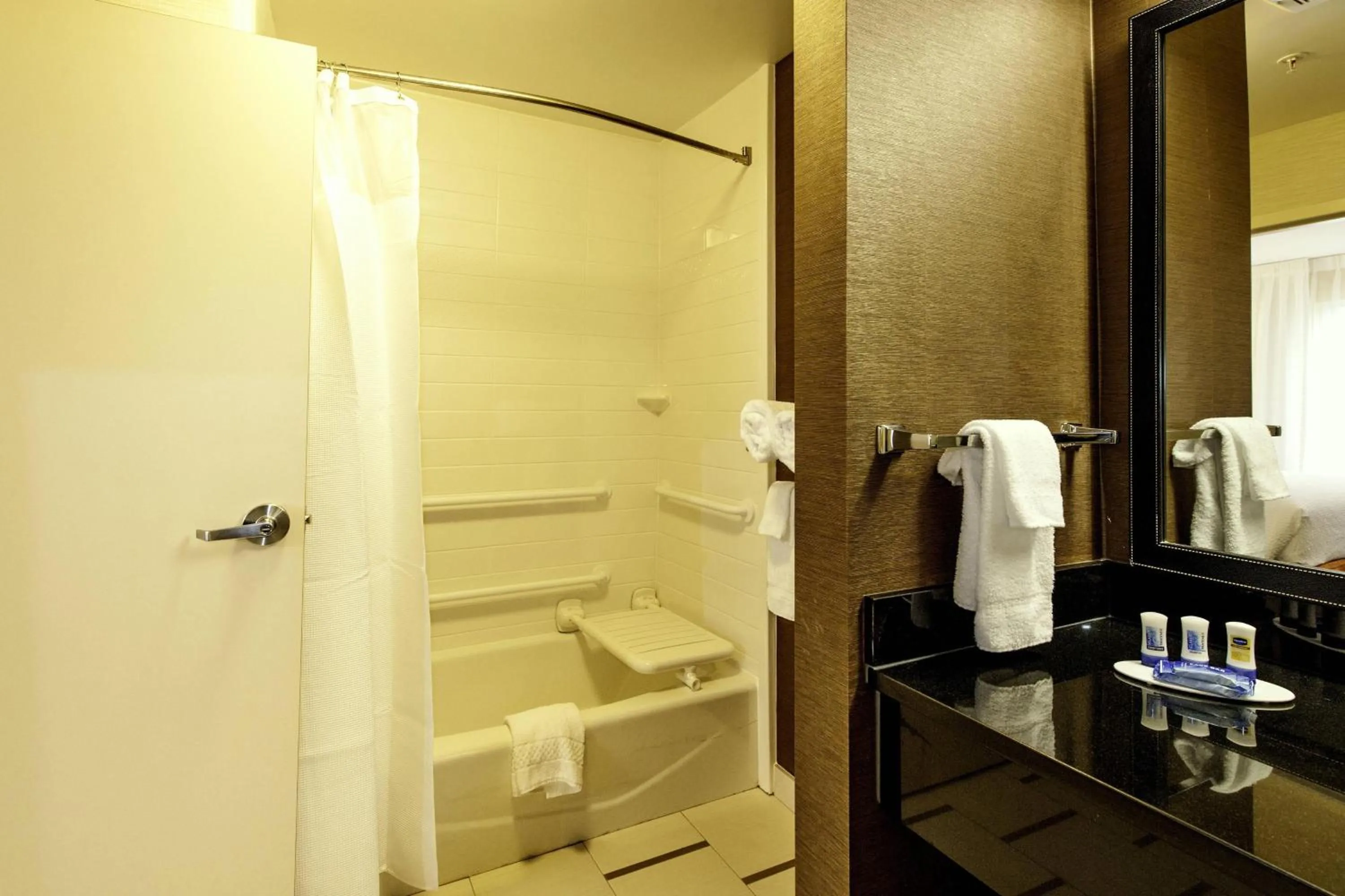 Bathroom in Fairfield Inn & Suites by Marriott Meridian